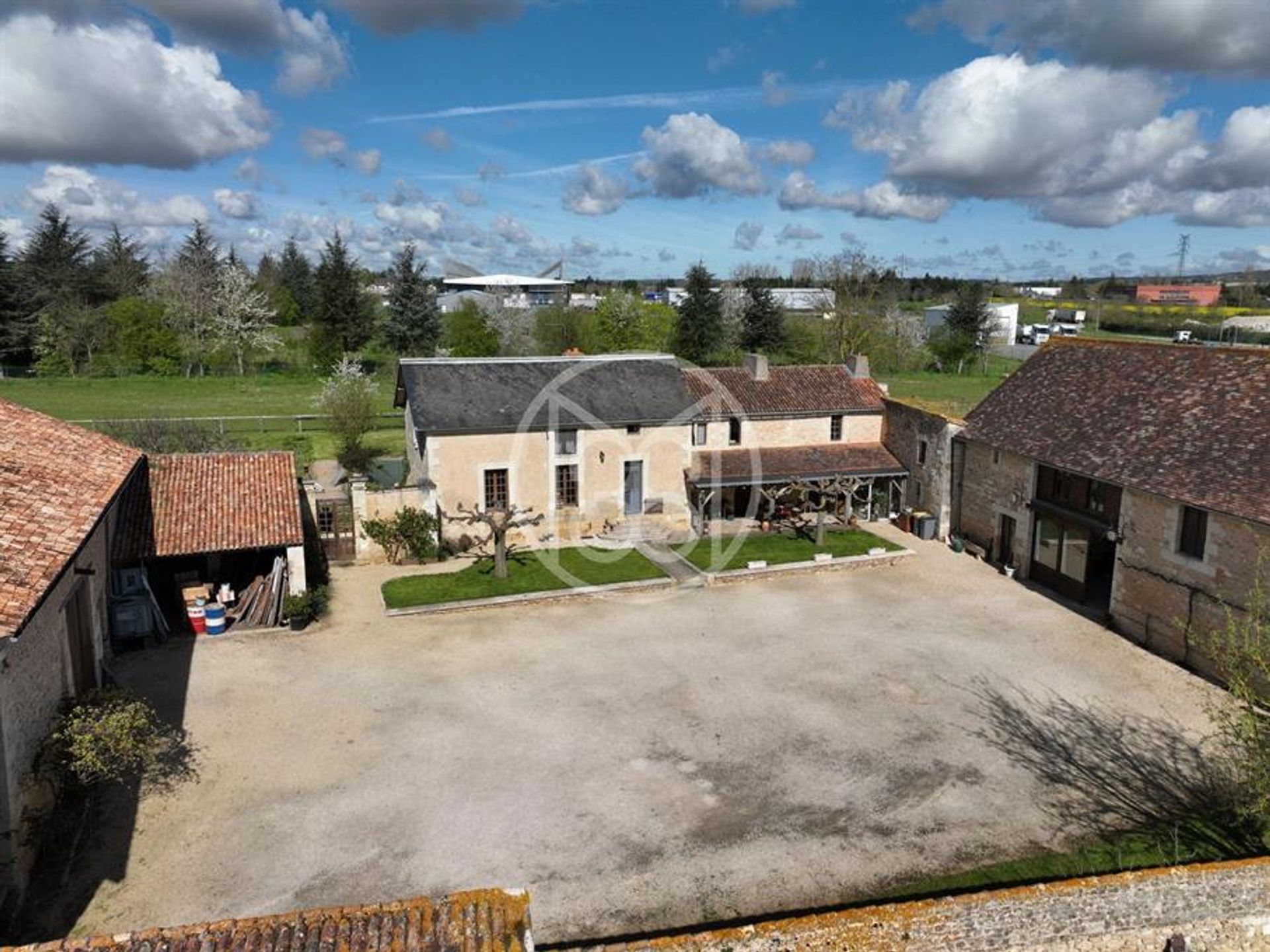 بيت في Saint-Georges-les-Baillargeaux, نوفيل آكيتاين 11755341