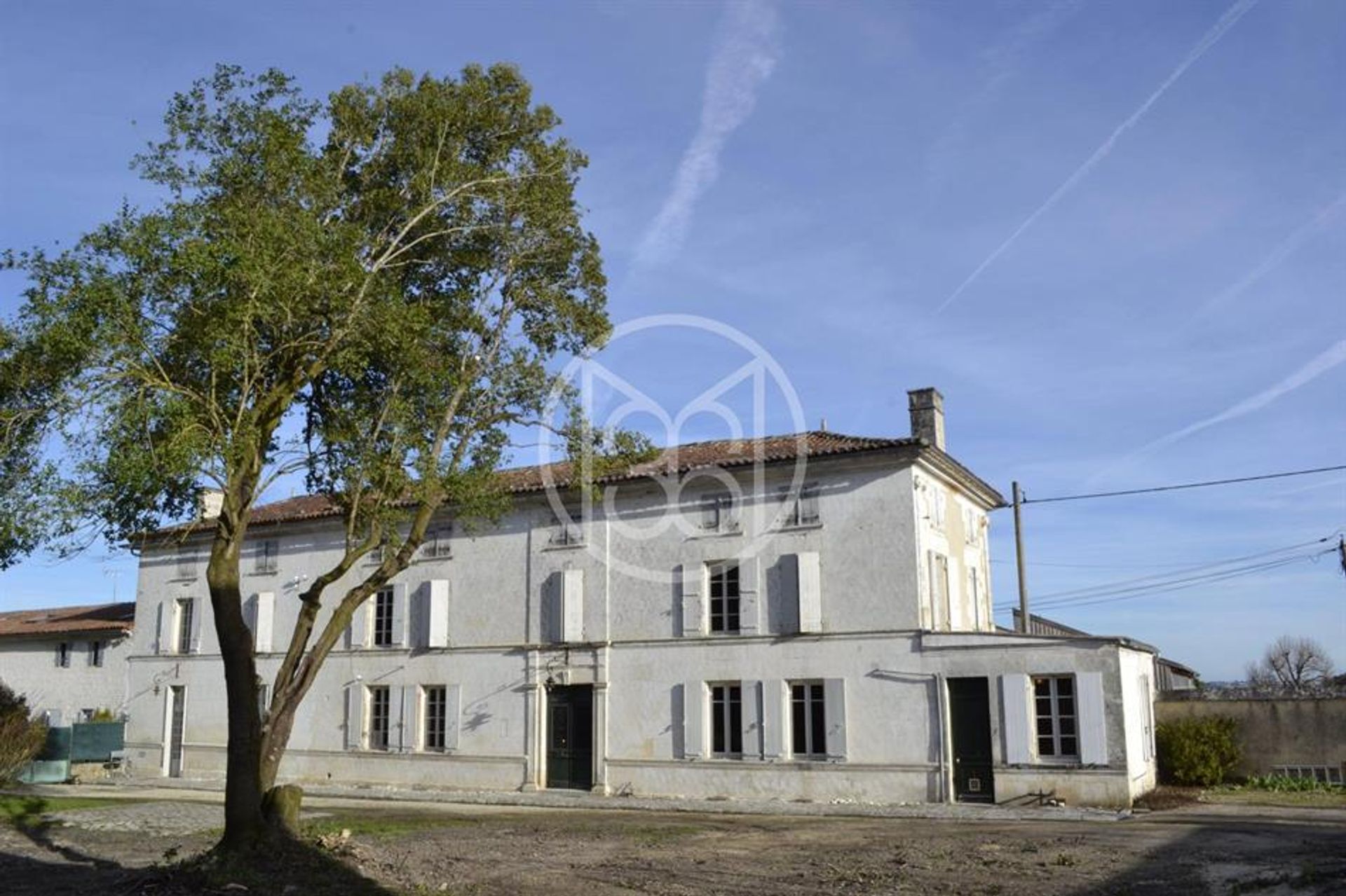 House in Saint-Fort-sur-le-Né, Nouvelle-Aquitaine 11755345