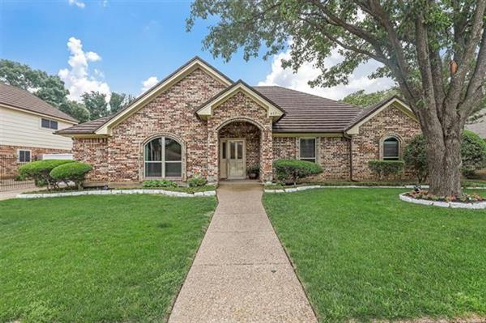 House in Hurst, Texas 11757081