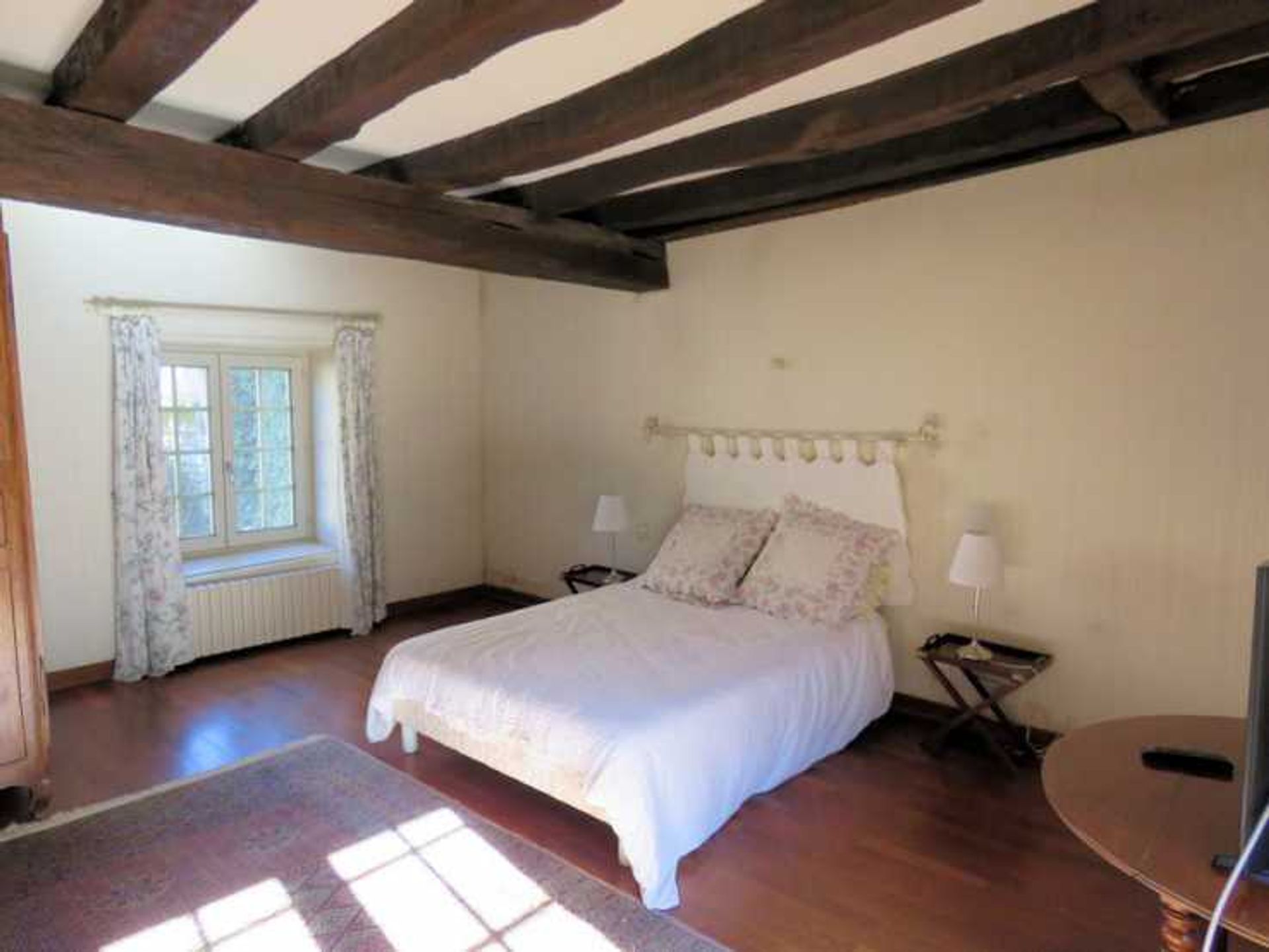 Huis in La Charite, Bourgogne-Franche-Comte 11776818