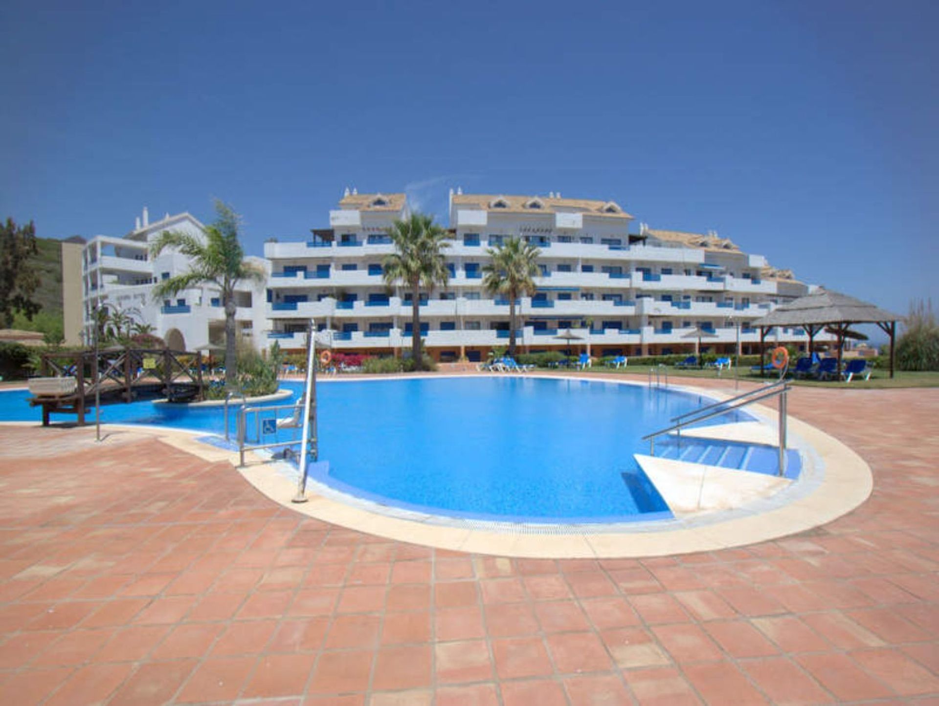 Condominium in La Duquesa, Andalucía 11780553