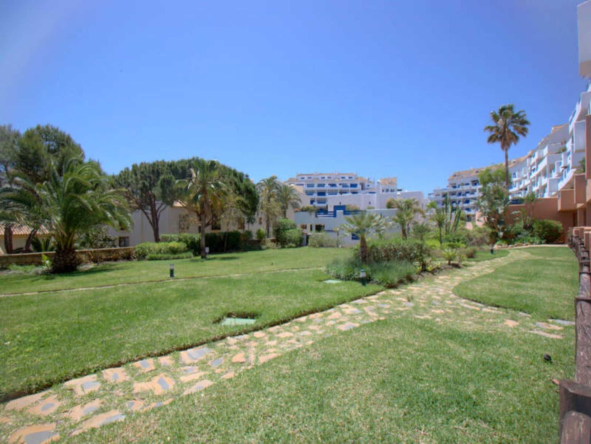 Condominium in La Duquesa, Andalucía 11780553