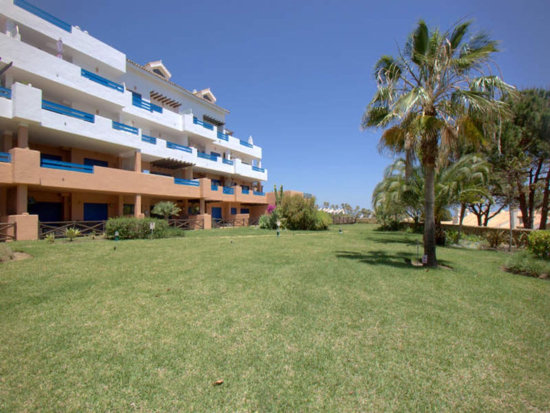 Condominium in La Duquesa, Andalucía 11780553