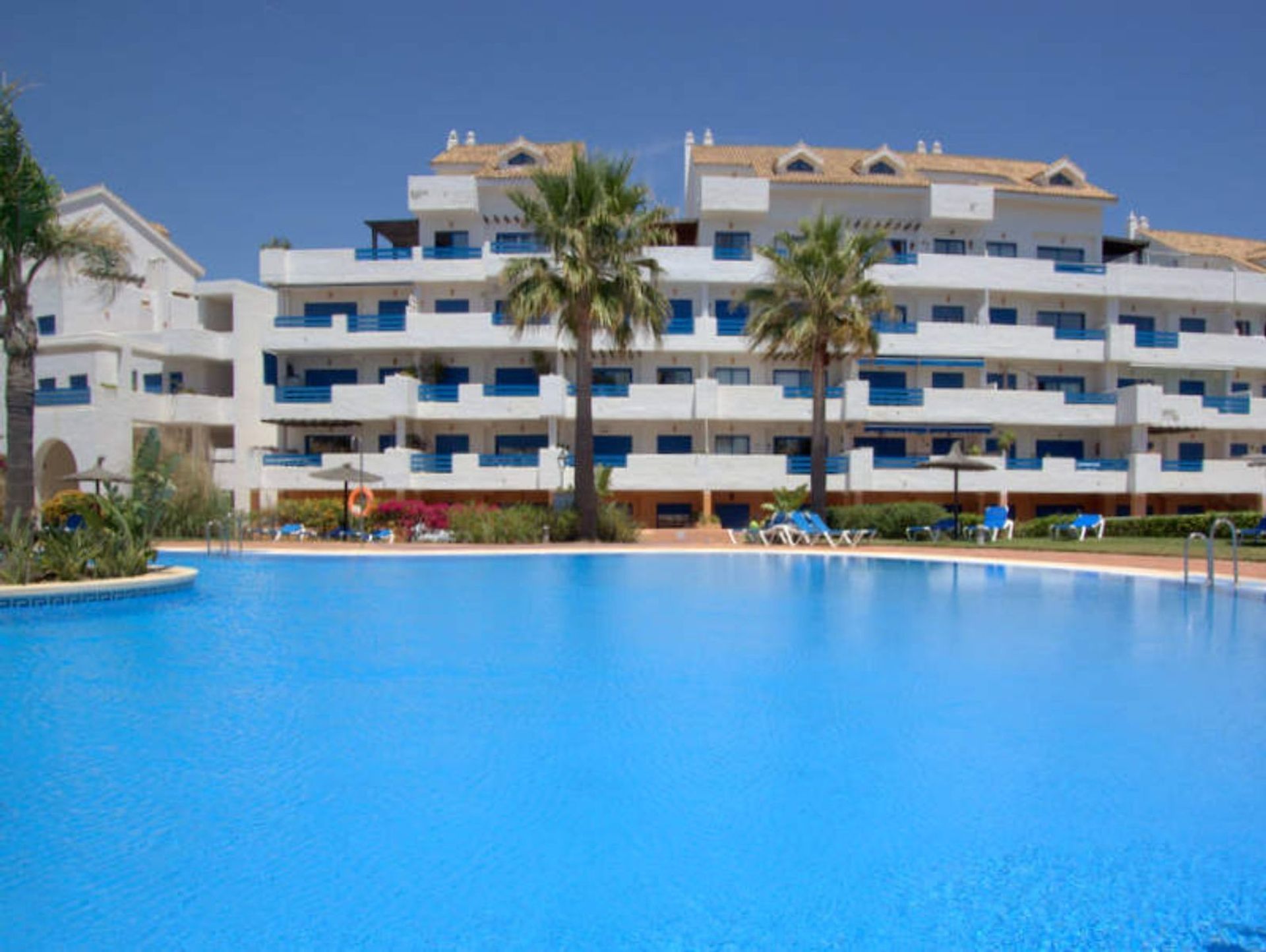 Condominium in La Duquesa, Andalucía 11780553