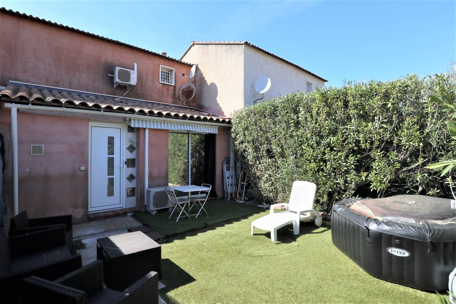 Huis in Roquebrune-sur-Argens, Provence-Alpes-Côte d'Azur 11798691