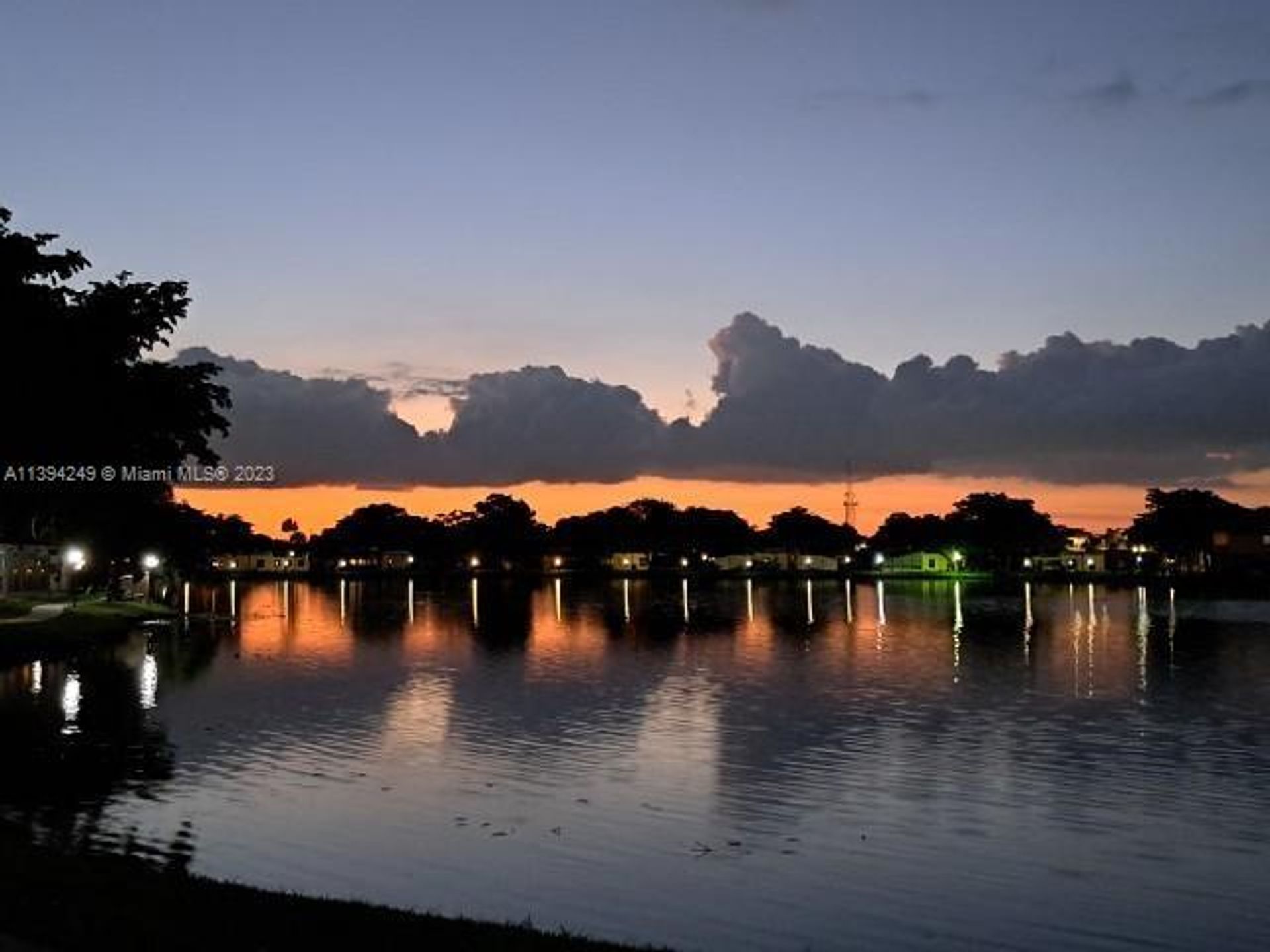 Condominio en Acres de madera flotante, Florida 11805088