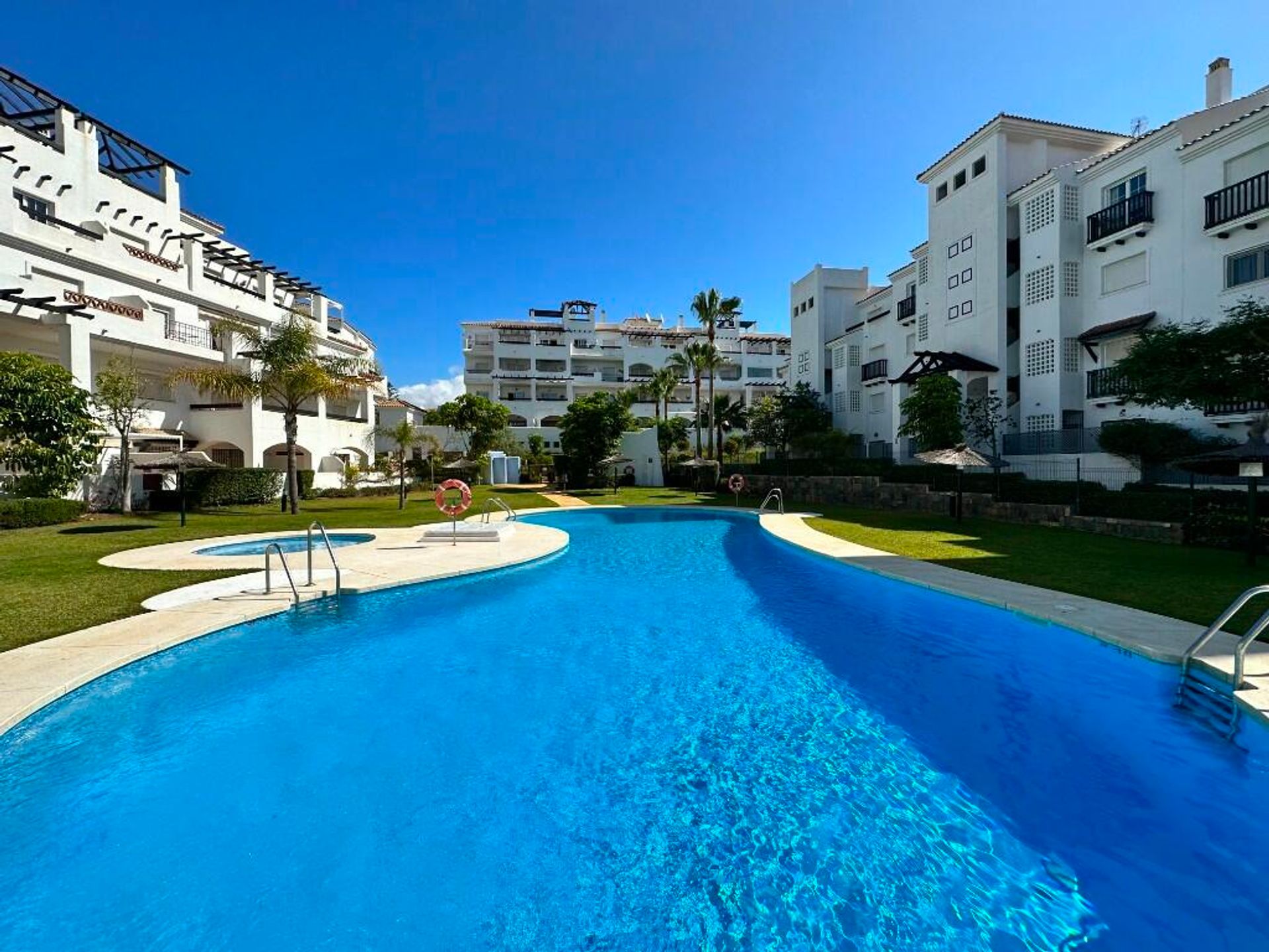 Condominio en Puerto de la Duquesa, Andalusia 11805546