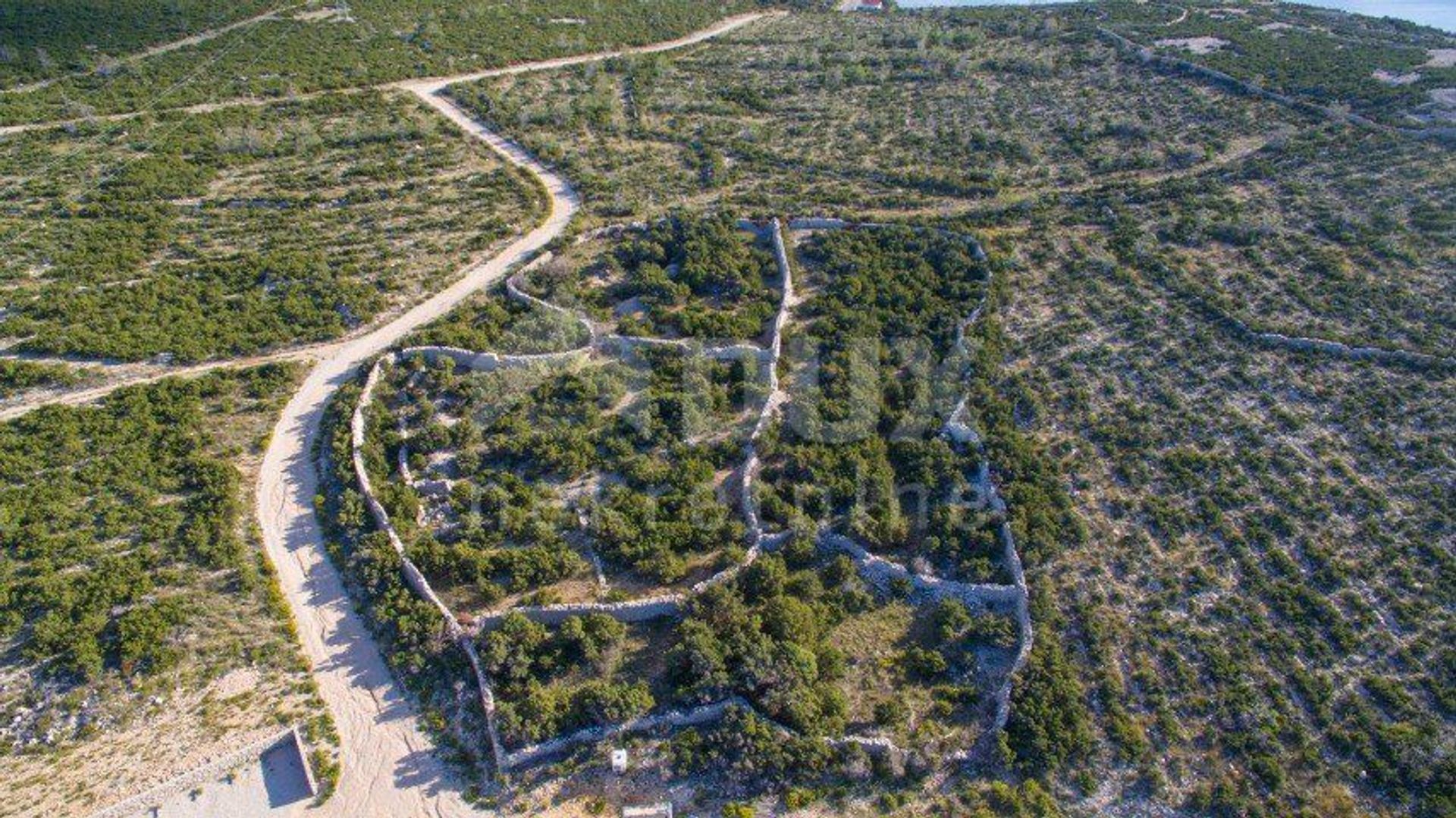 土地 在 Stara Novalja, Lika-Senj County 11809370