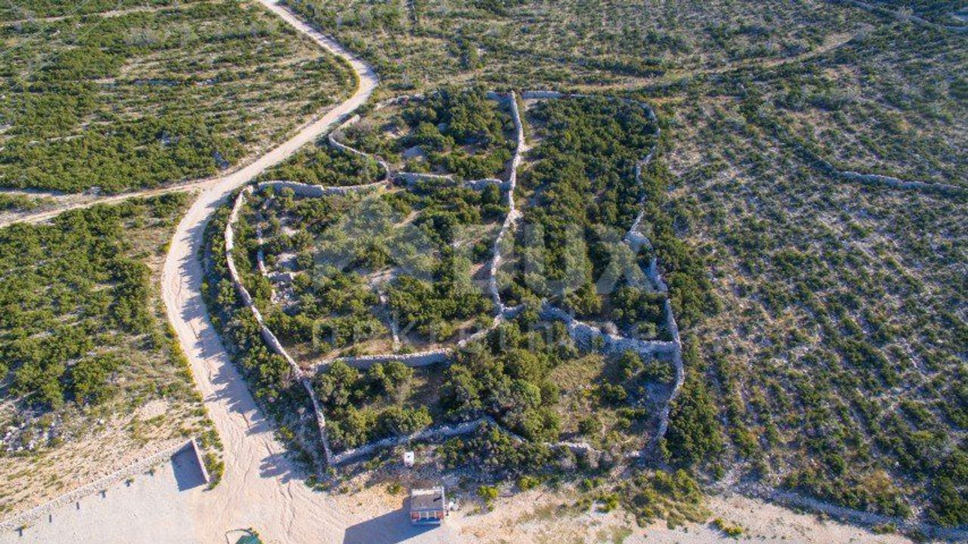 土地 在 Stara Novalja, Lika-Senj County 11809370