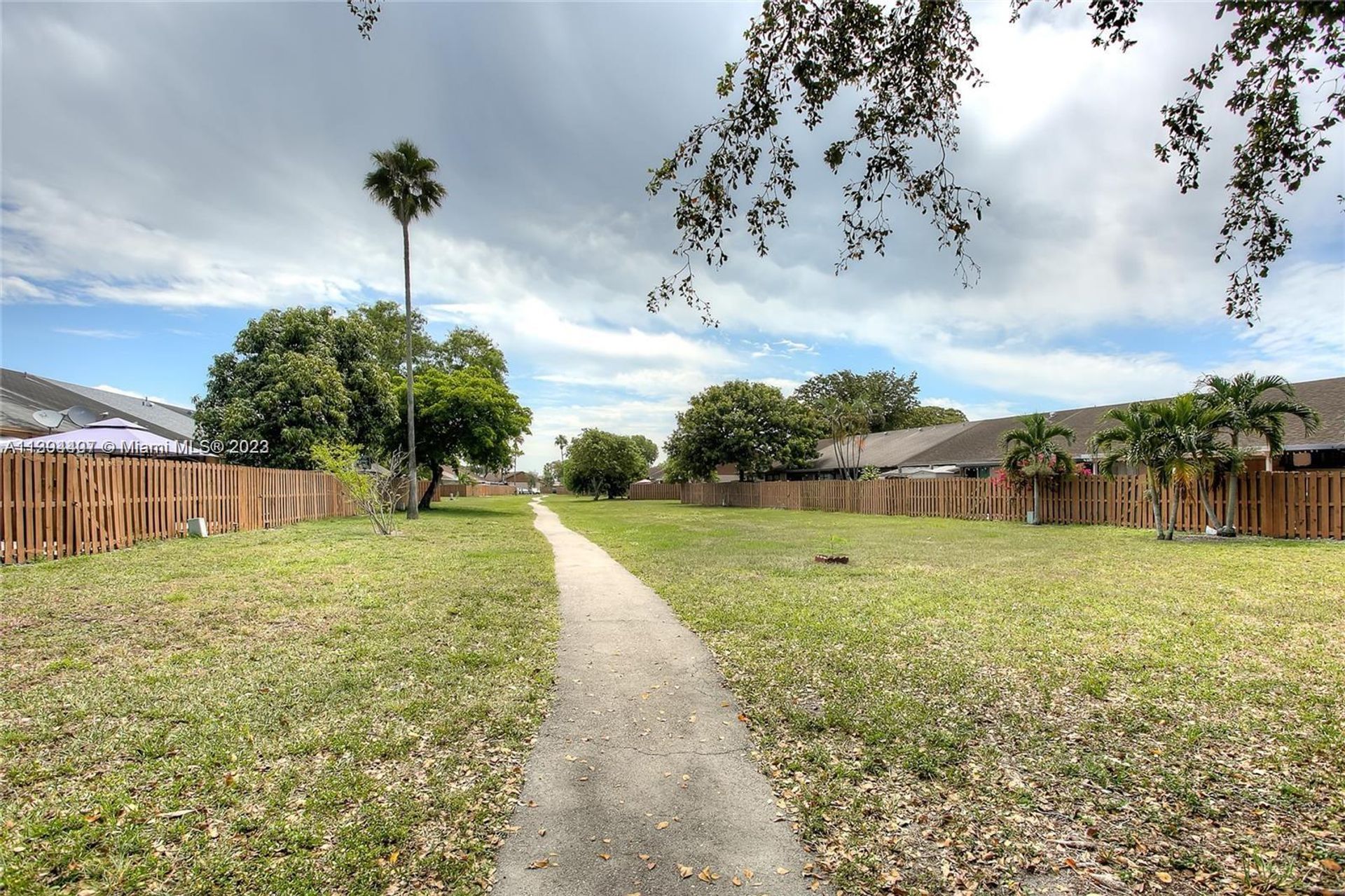 House in Country Club, Florida 11809840