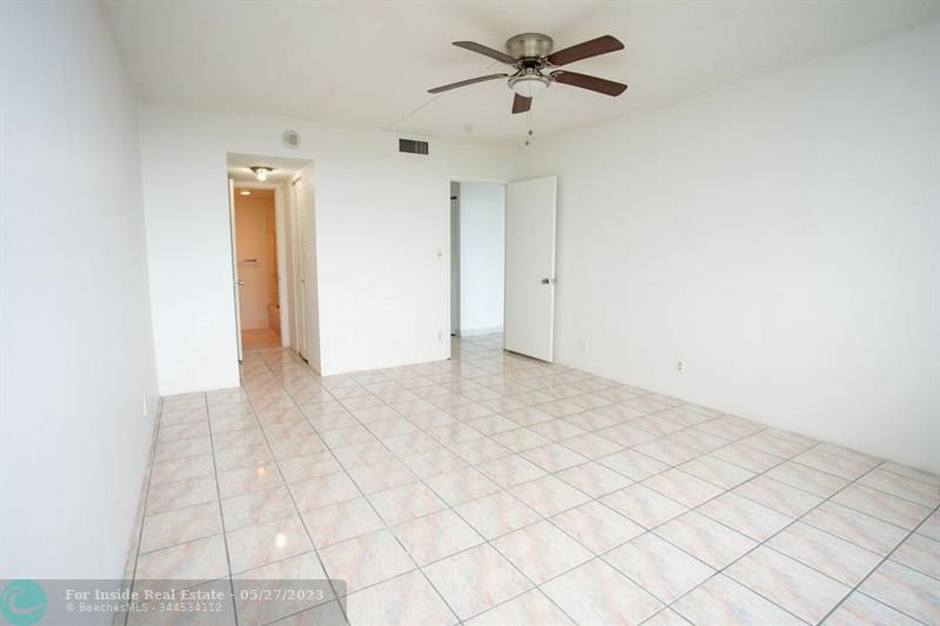 Condominium in Noord-Miami, Florida 11809850