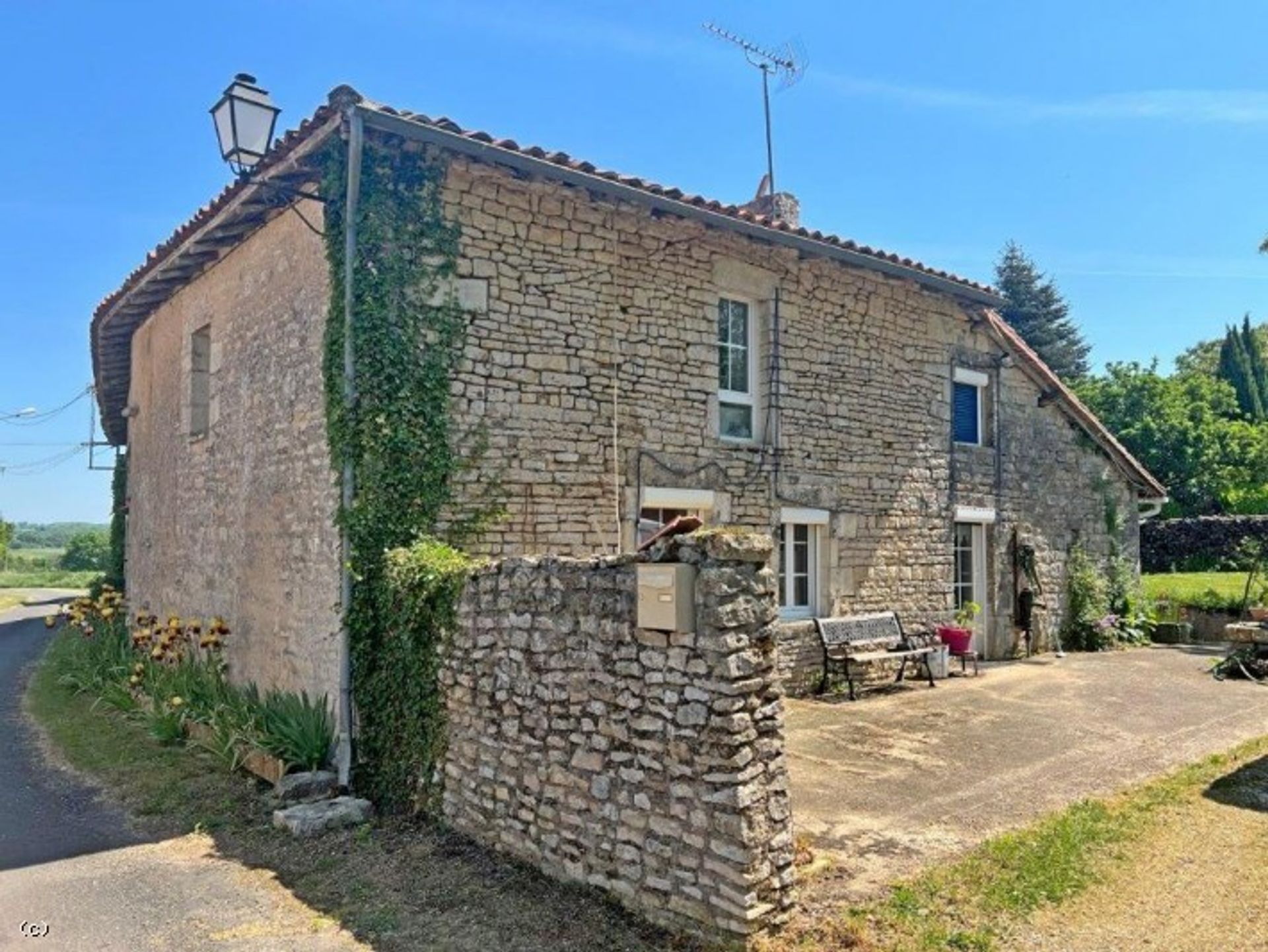 Rumah di Nanteuil-en-Vallee, Nouvelle-Aquitaine 11825099