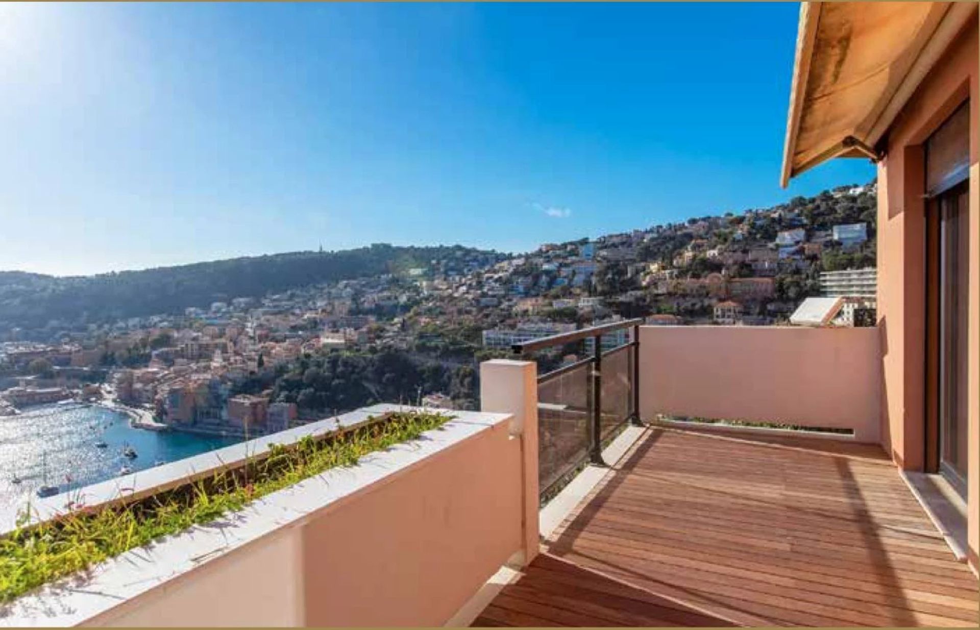 Condominium in Villefranche-sur-Mer, Provence-Alpes-Côte d'Azur 11831666