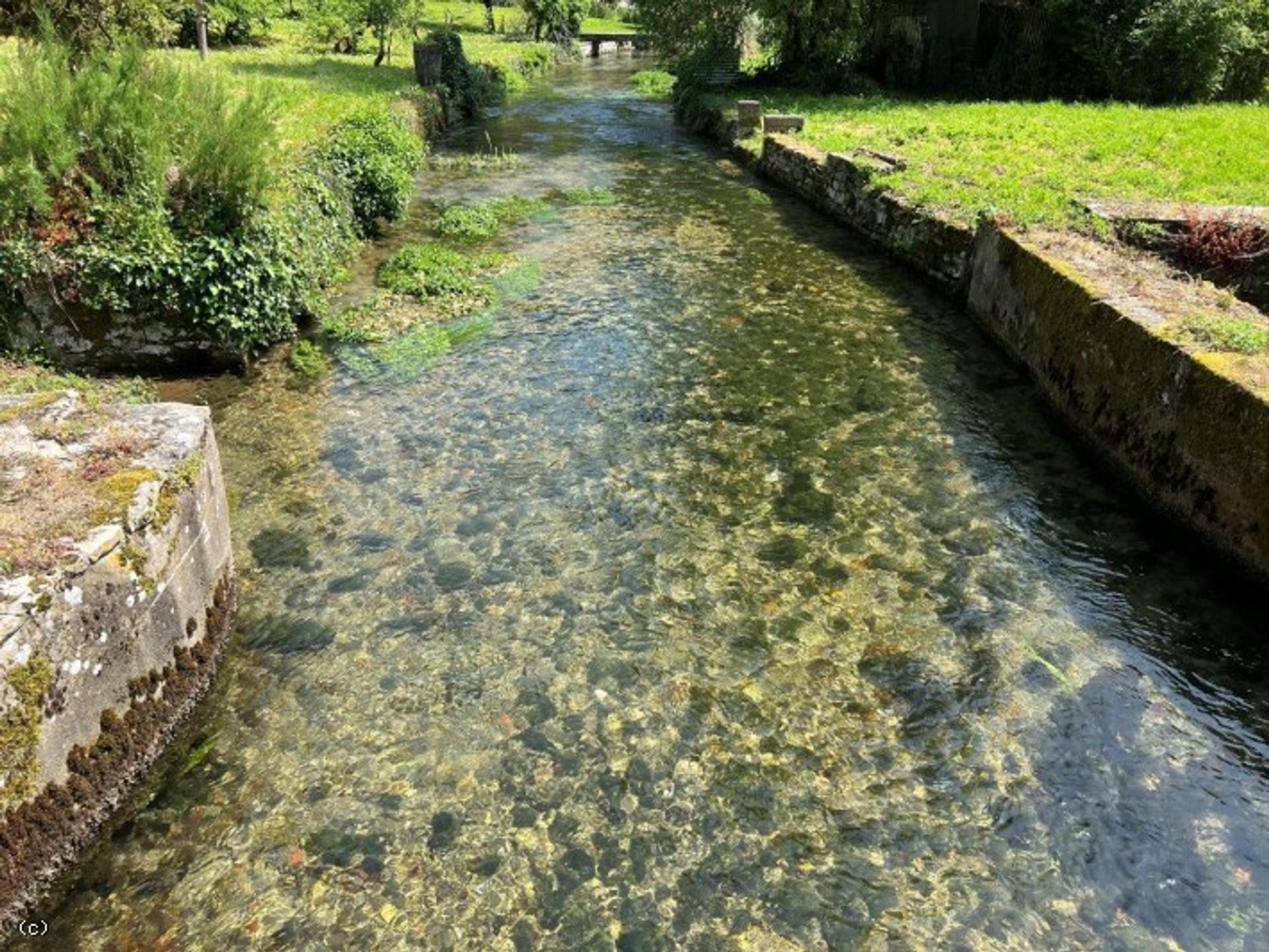 Osakehuoneisto sisään Ruffec, Nouvelle-Aquitaine 11835081