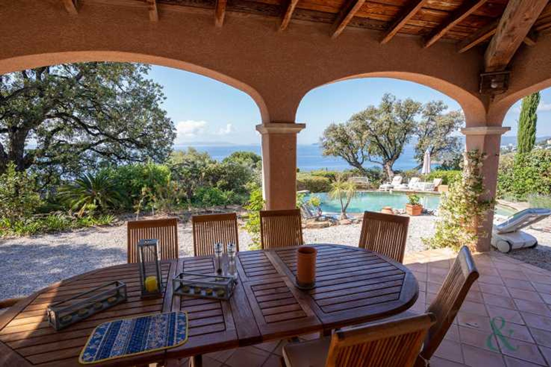 Talo sisään Le Lavandou, Provence-Alpes-Cote d'Azur 11850344