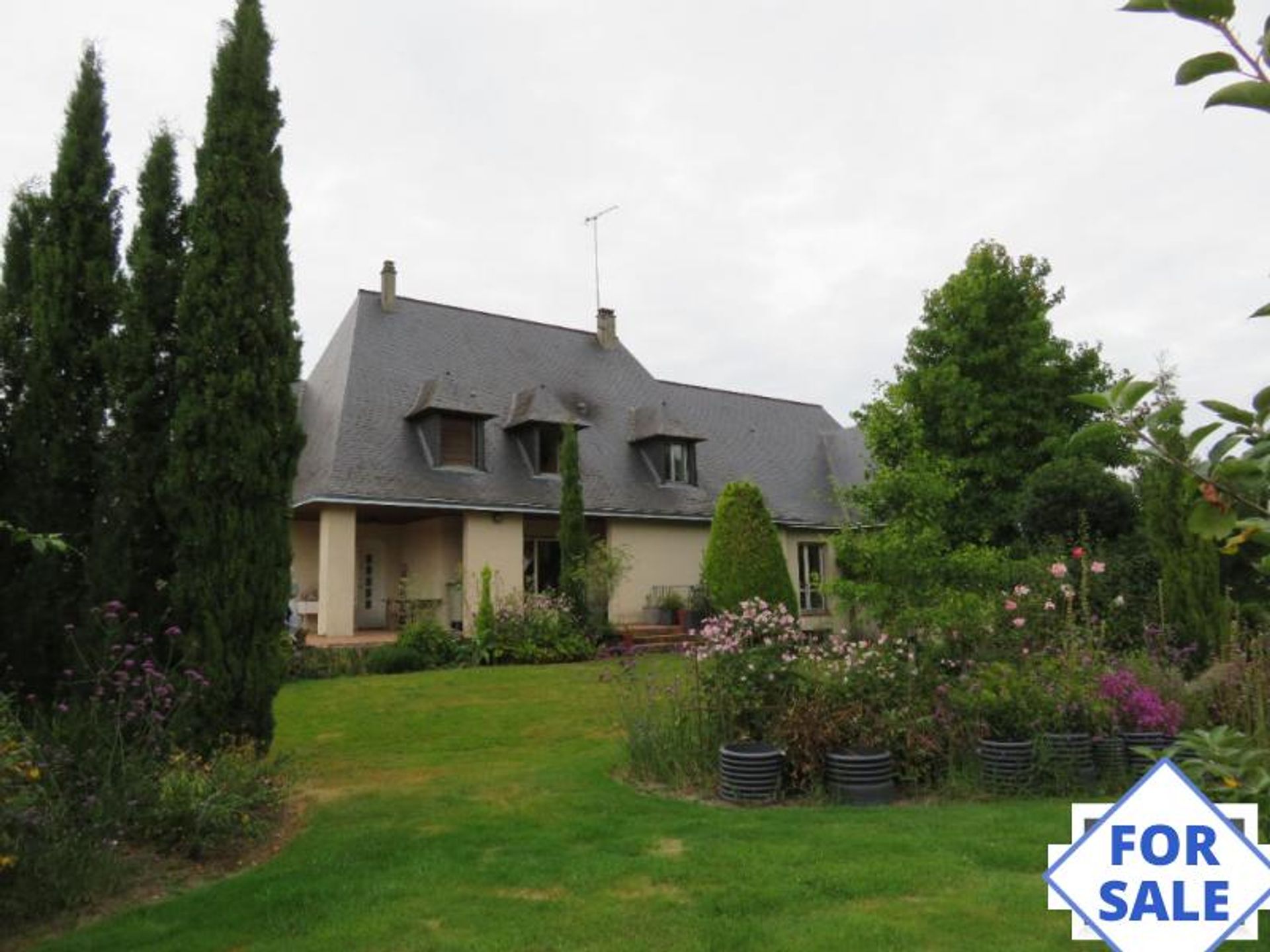 House in Pre-en-Pail, Pays de la Loire 11858927