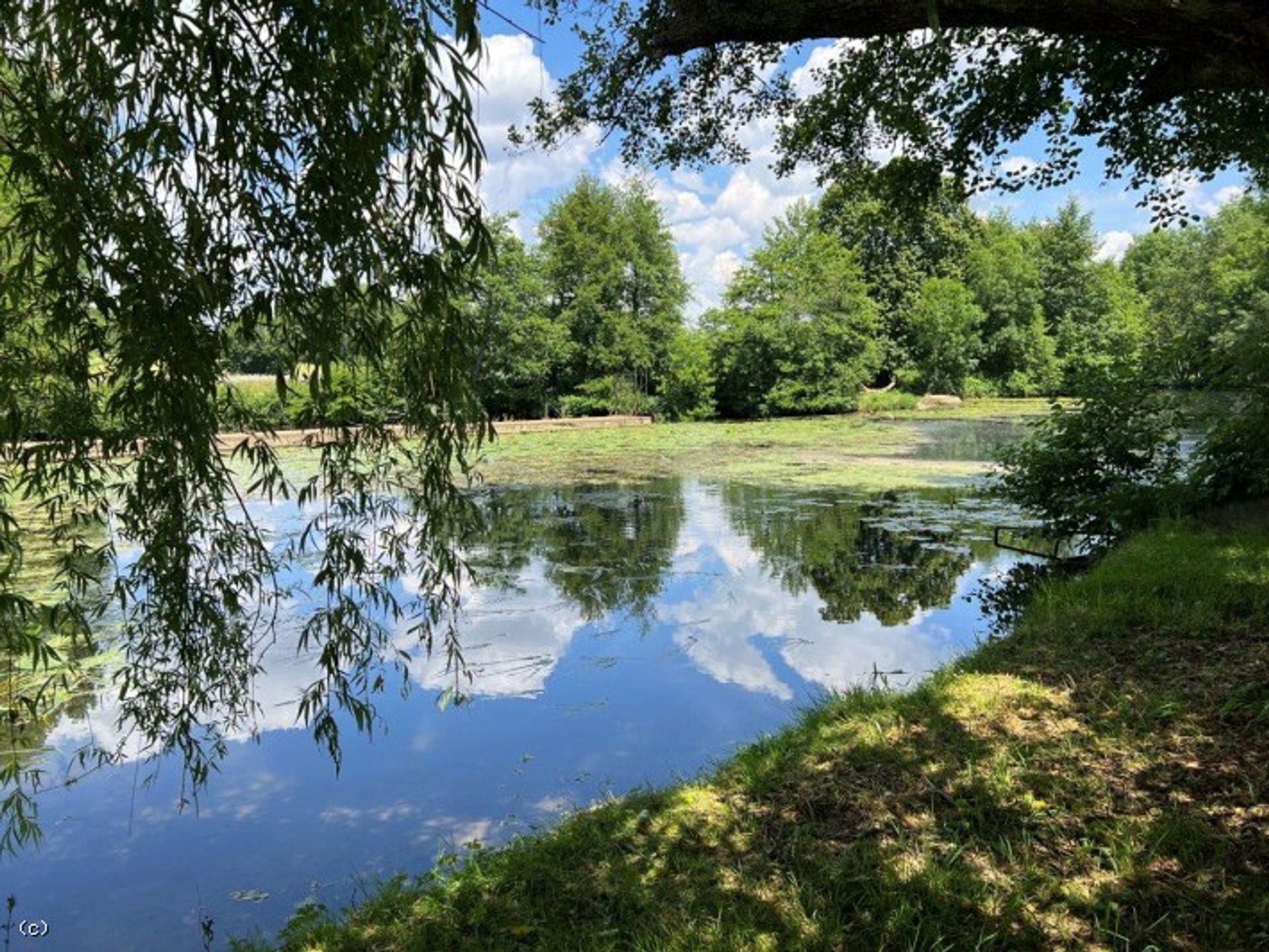 Osakehuoneisto sisään Civray, Nouvelle-Aquitaine 11859225