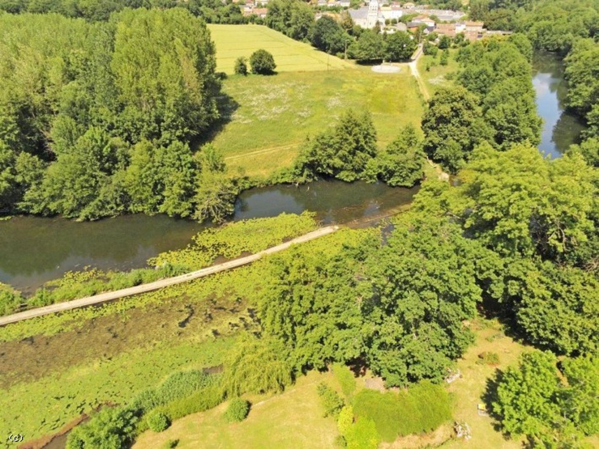 Osakehuoneisto sisään Civray, Nouvelle-Aquitaine 11859225