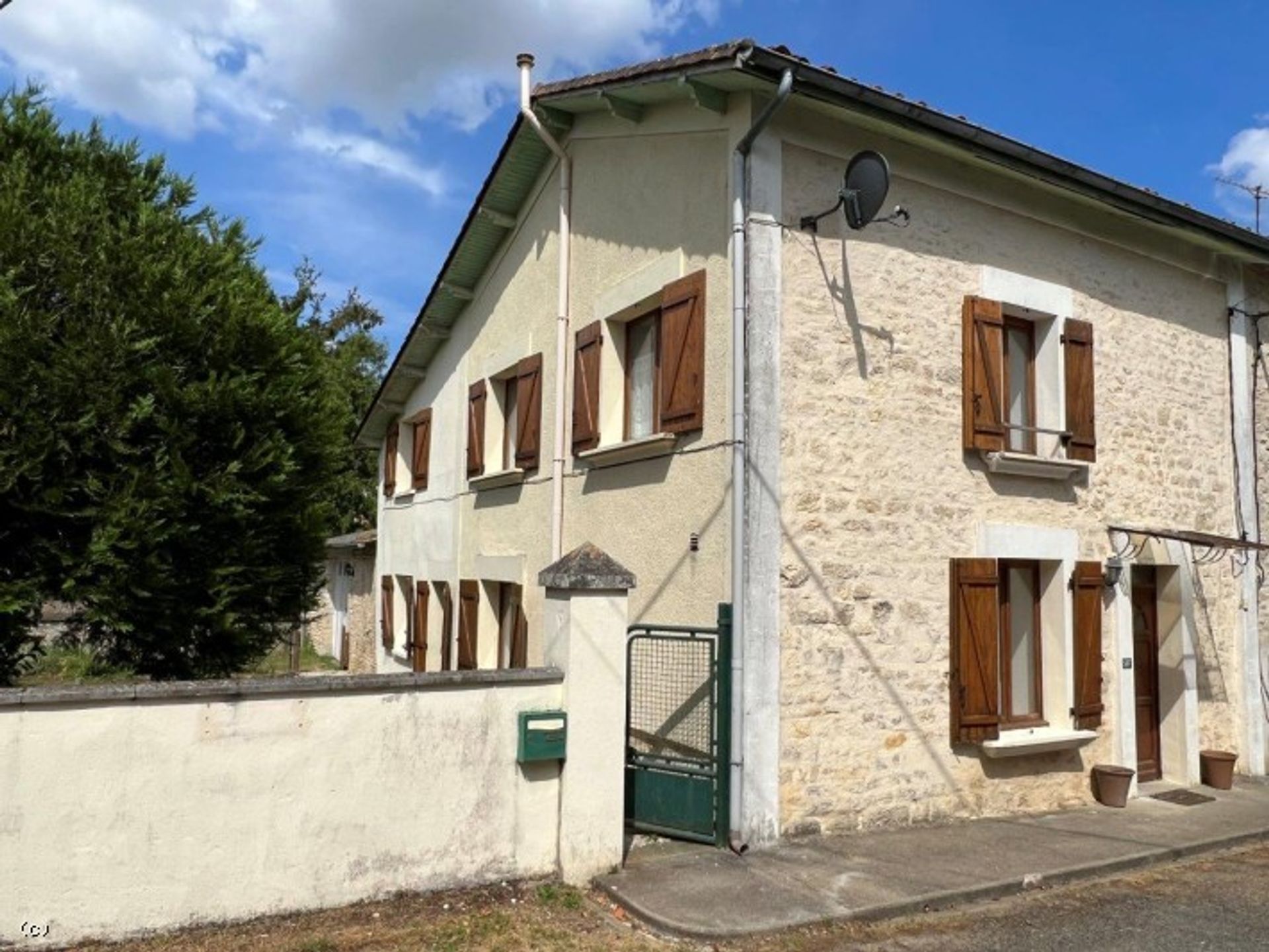 House in Ruffec, Nouvelle-Aquitaine 11862582