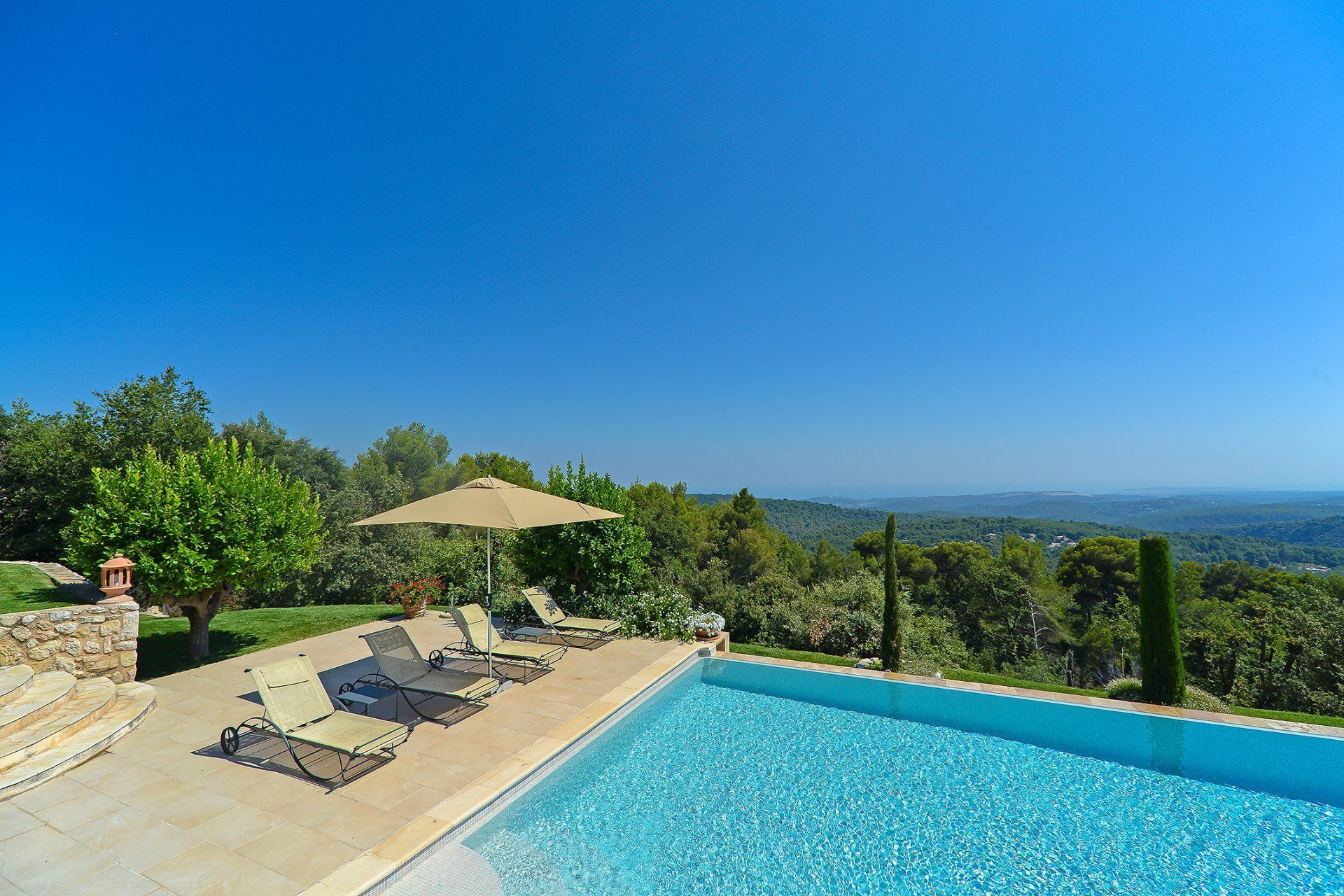 Talo sisään Tourrettes-sur-Loup, Provence-Alpes-Cote d'Azur 11867329