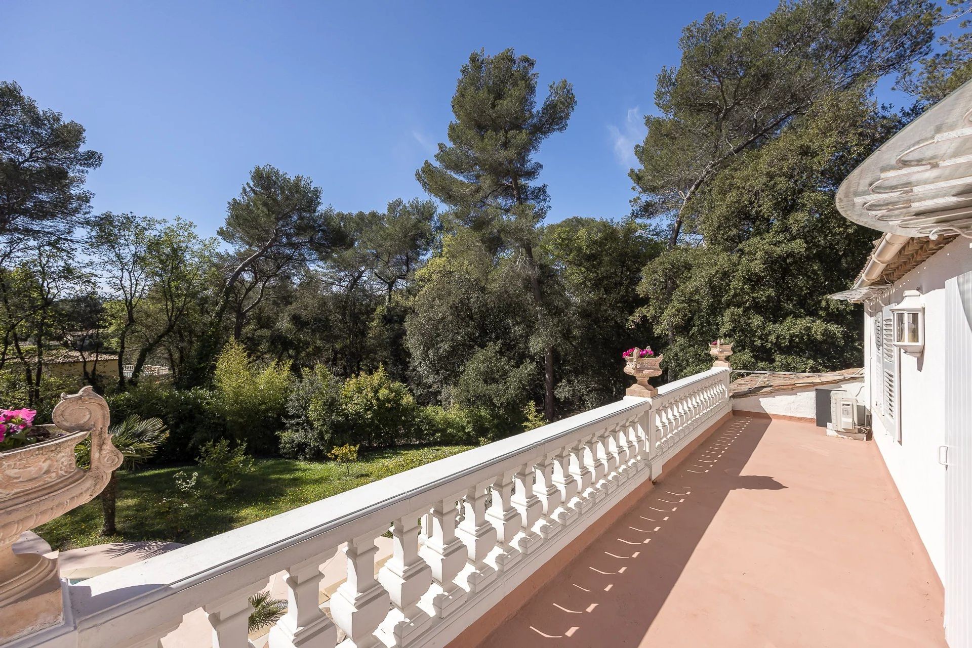 집 에 Roquefort-les-Pins, Provence-Alpes-Côte d'Azur 11867369