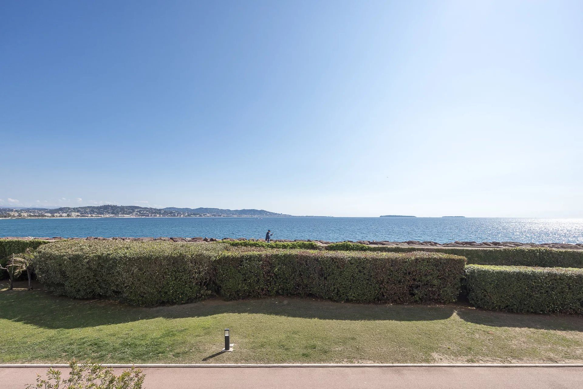 Condominium in Mandelieu-la-Napoule, Provence-Alpes-Cote d'Azur 11867425