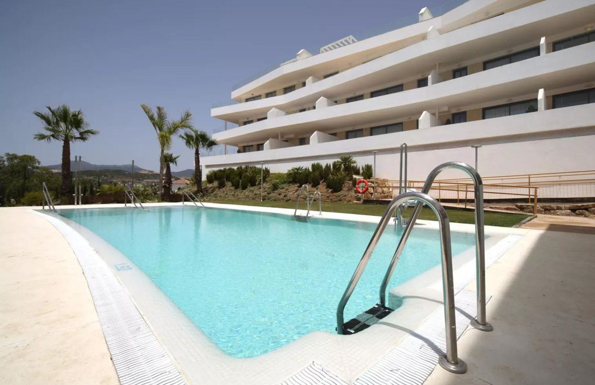 Condominium in Estepona, Andalucía 11875402