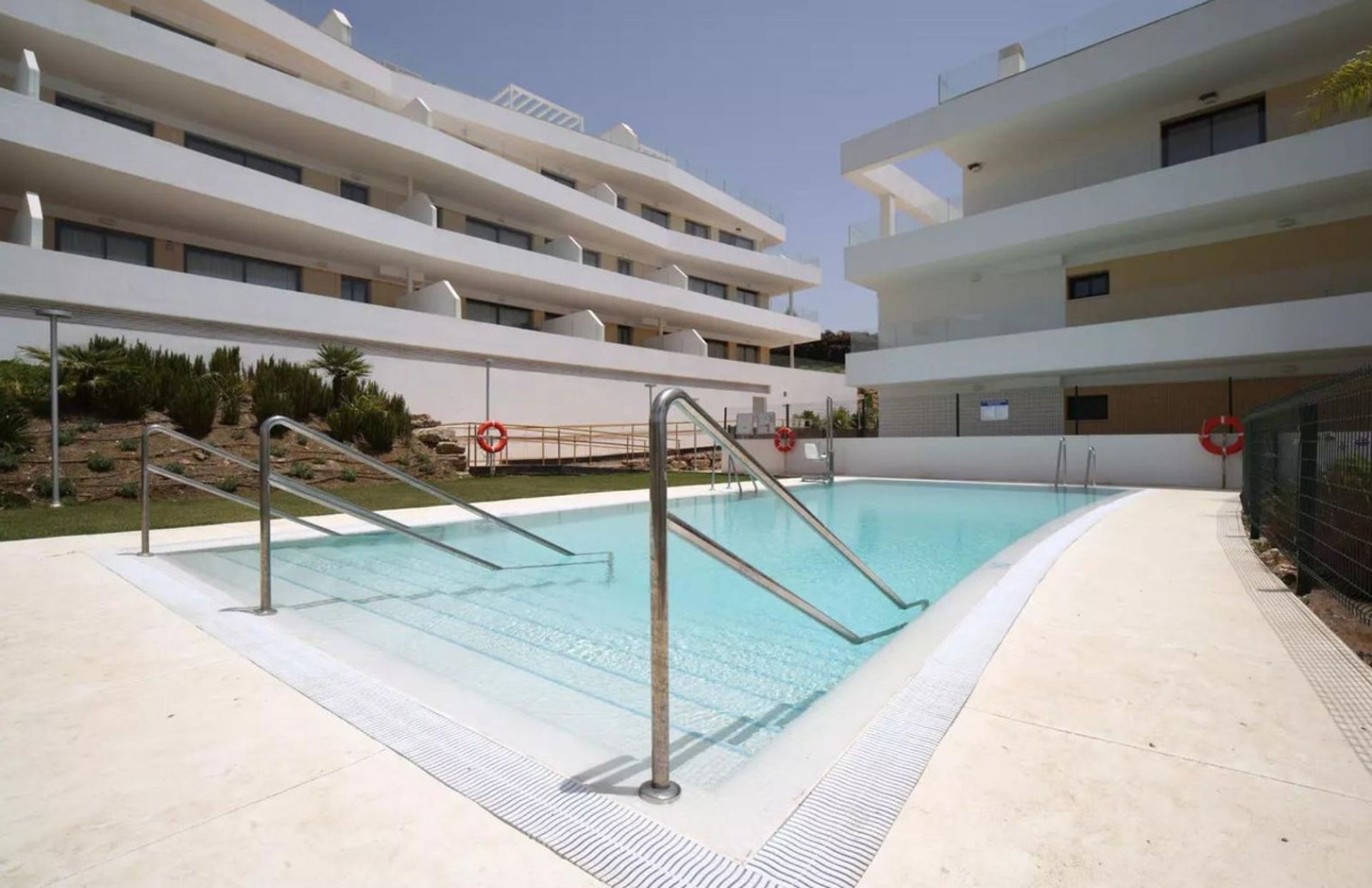 Condominium in Estepona, Andalucía 11875402