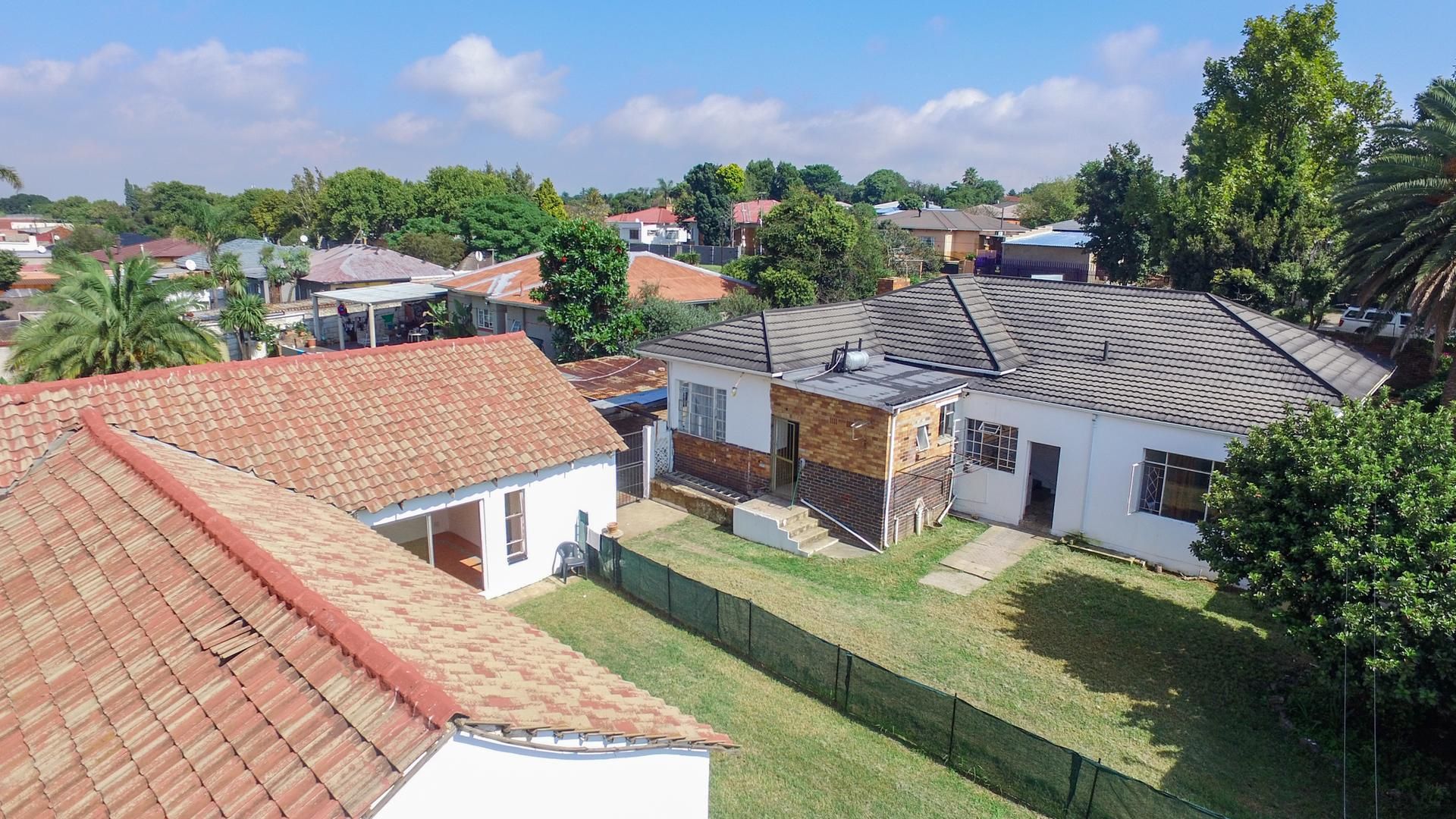 Plusieurs maisons dans Roodepoort, 52 Die Ou Pad Road 11888807