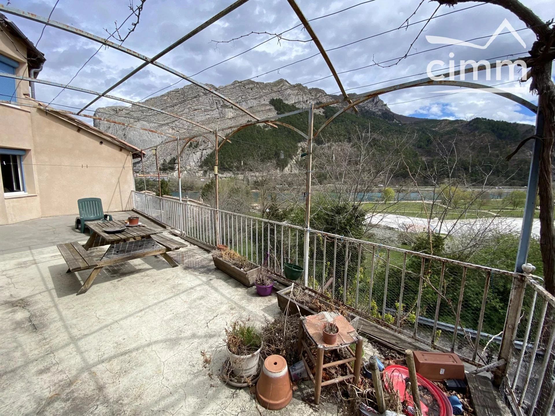 Commercial in Sisteron, Alpes-de-Haute-Provence 11891158