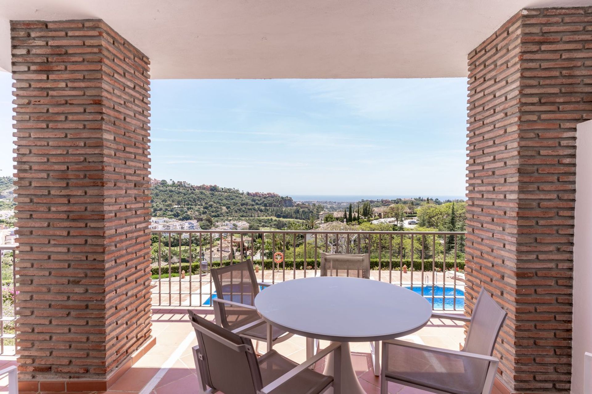 Condominium in Benahavis, Andalusia 11891503