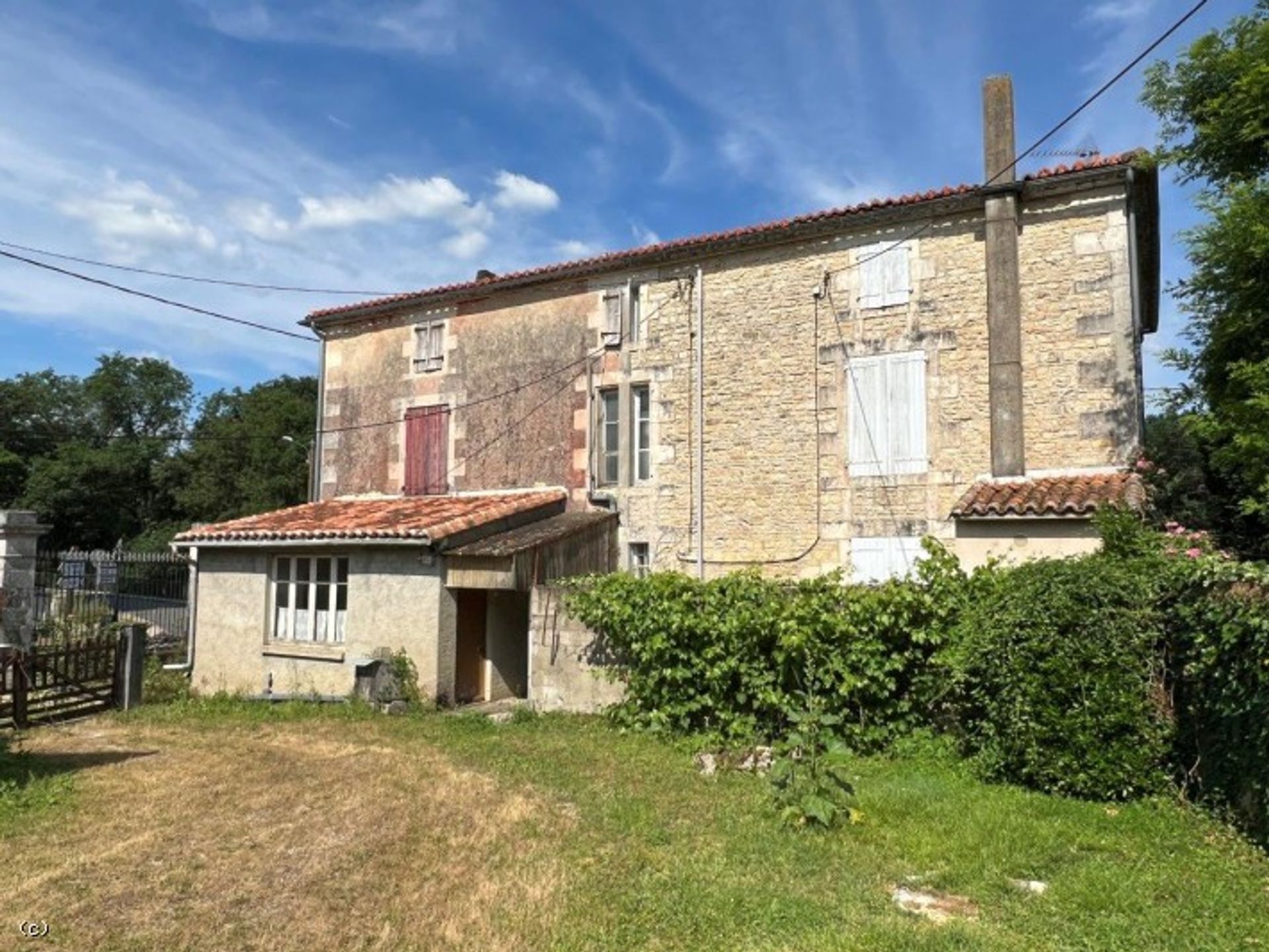 Condominium in Mansle, Nouvelle-Aquitaine 11901025