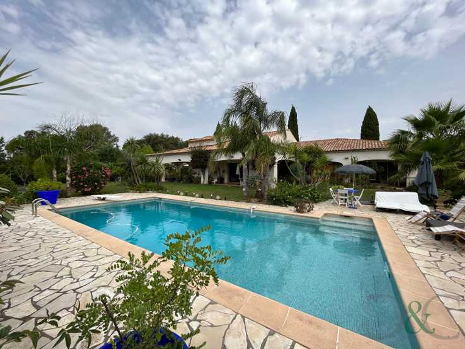 Casa nel La Londe-les-Maures, Provence-Alpes-Cote d'Azur 11904637