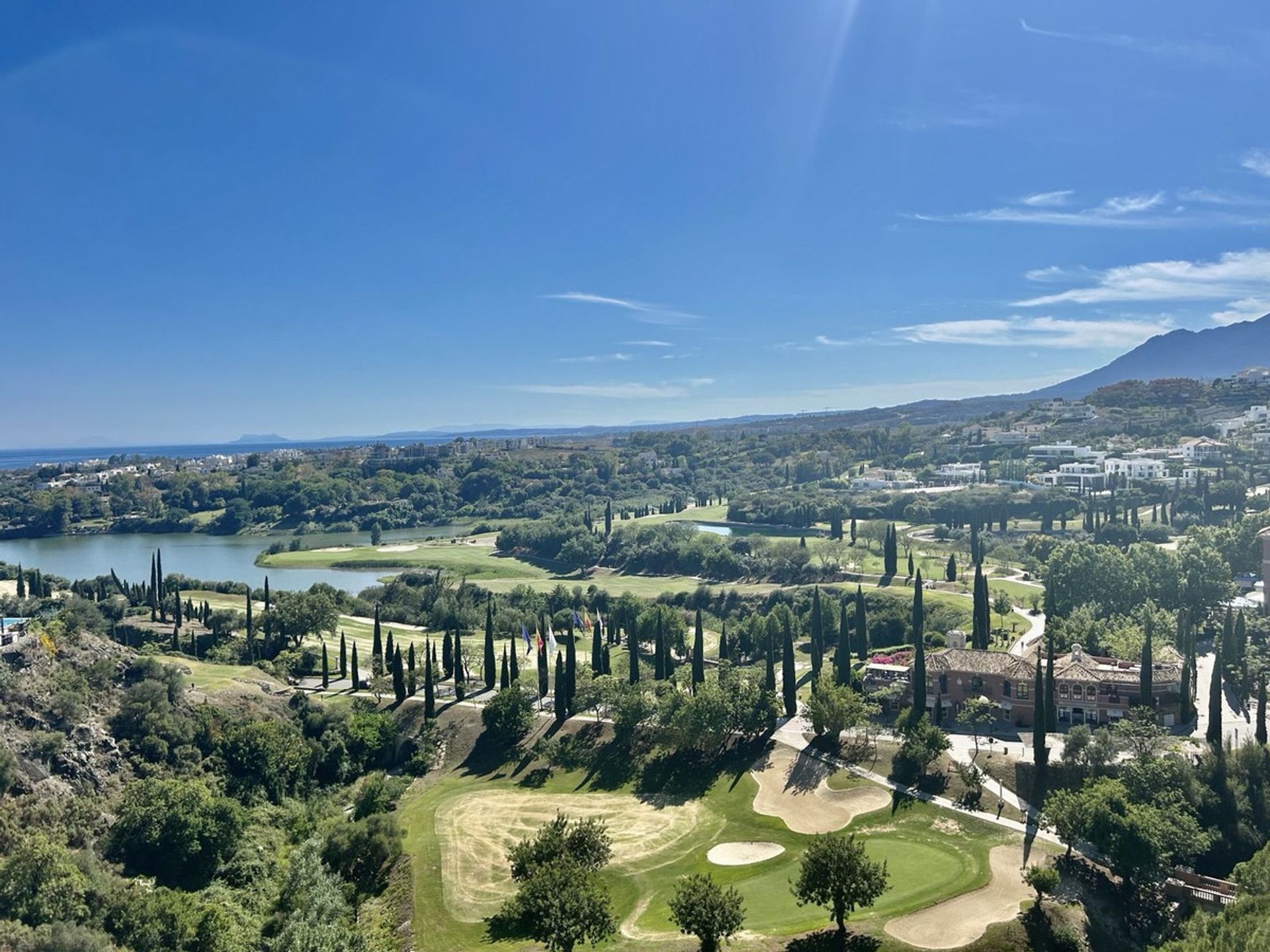 Condominium in Benahavis, Andalusia 11911437