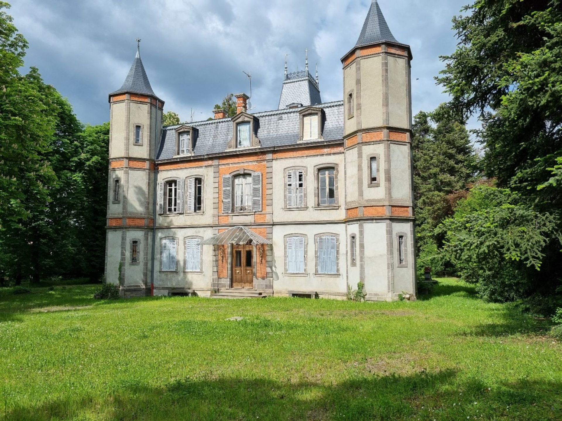 Komersial dalam Neschers, Auvergne-Rhône-Alpes 11917512