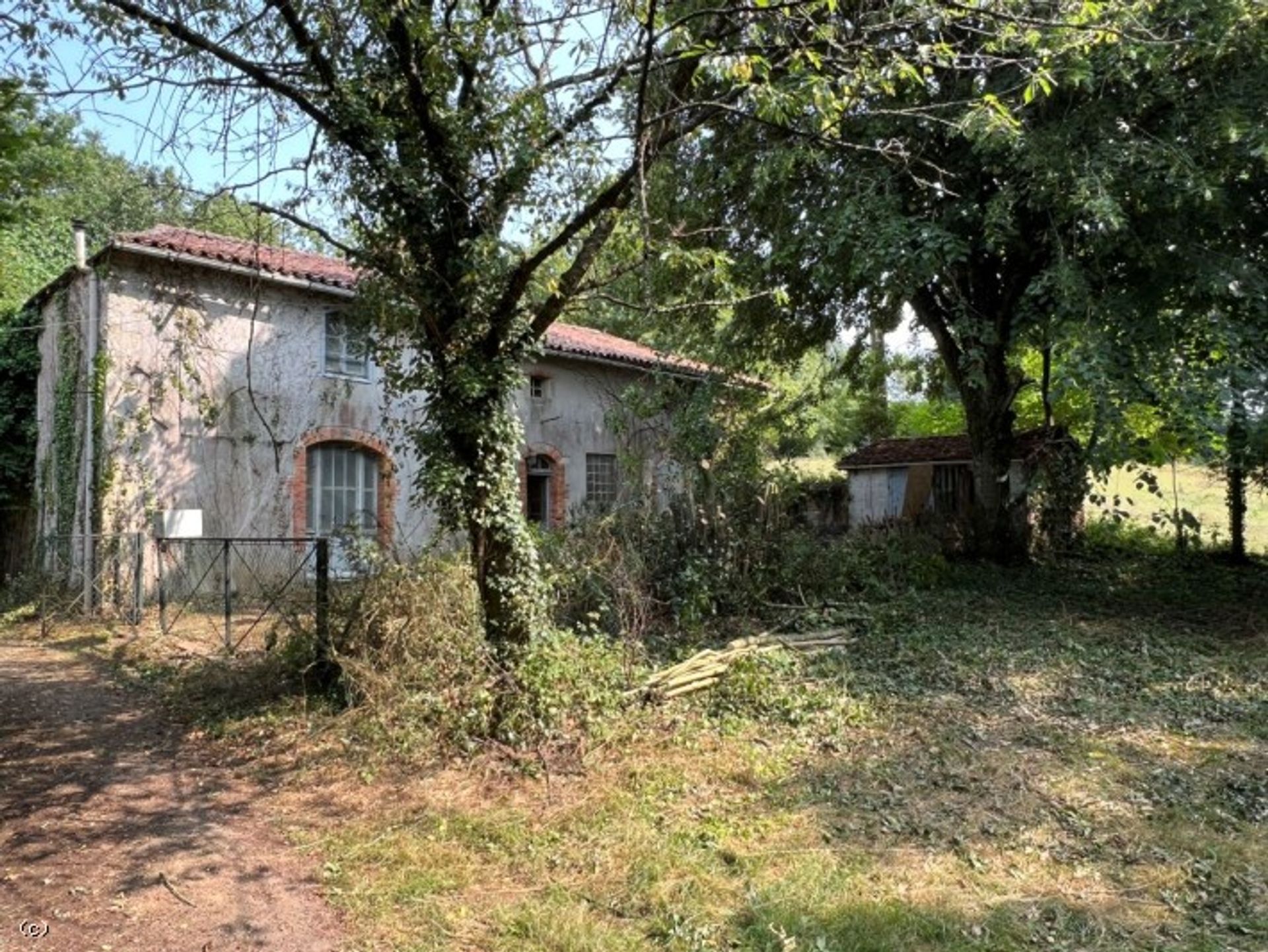 Rumah di Nanteuil-en-Vallée, Nouvelle-Aquitaine 11922076