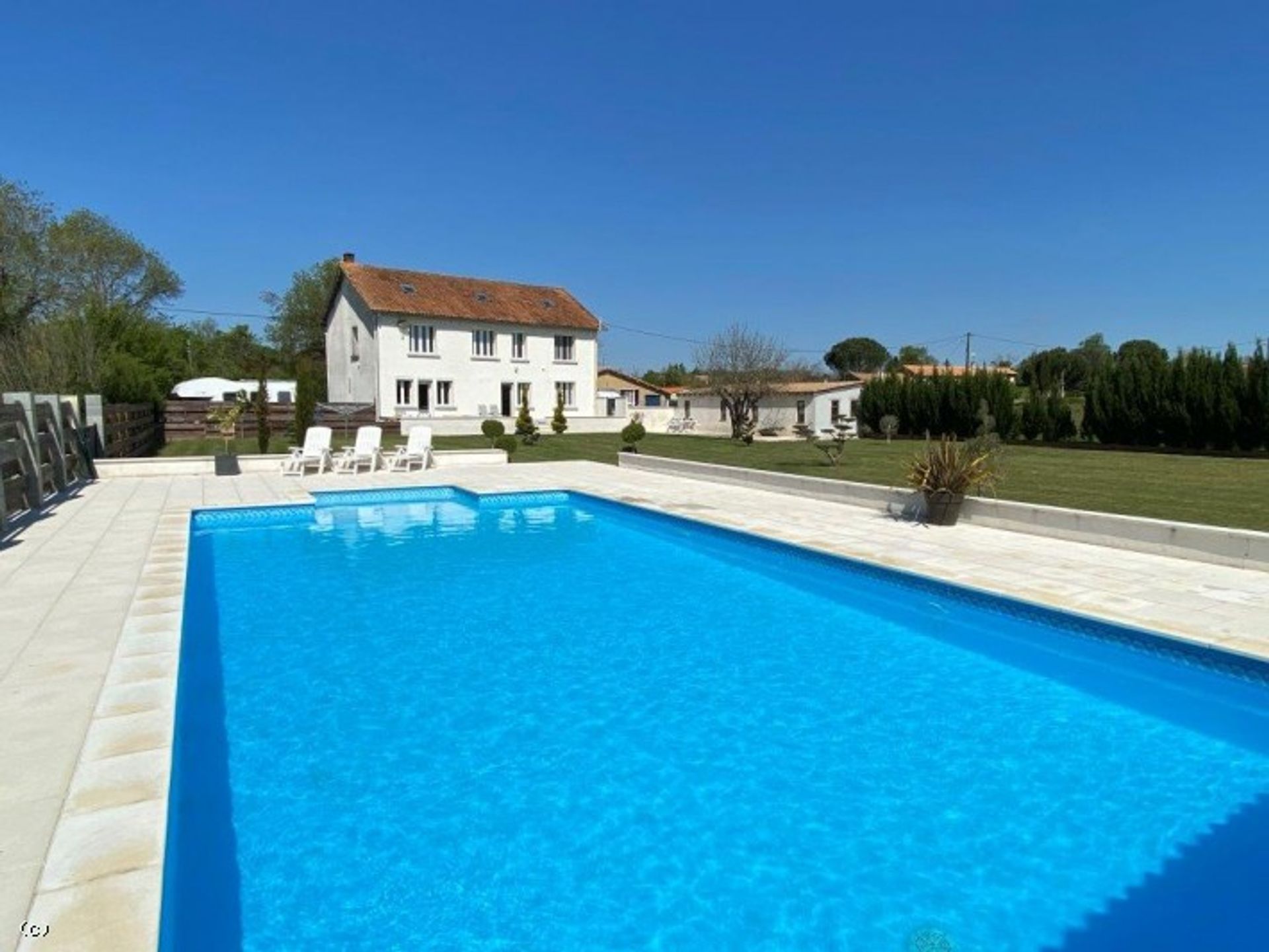 House in Verteuil-sur-Charente, Nouvelle-Aquitaine 11923981