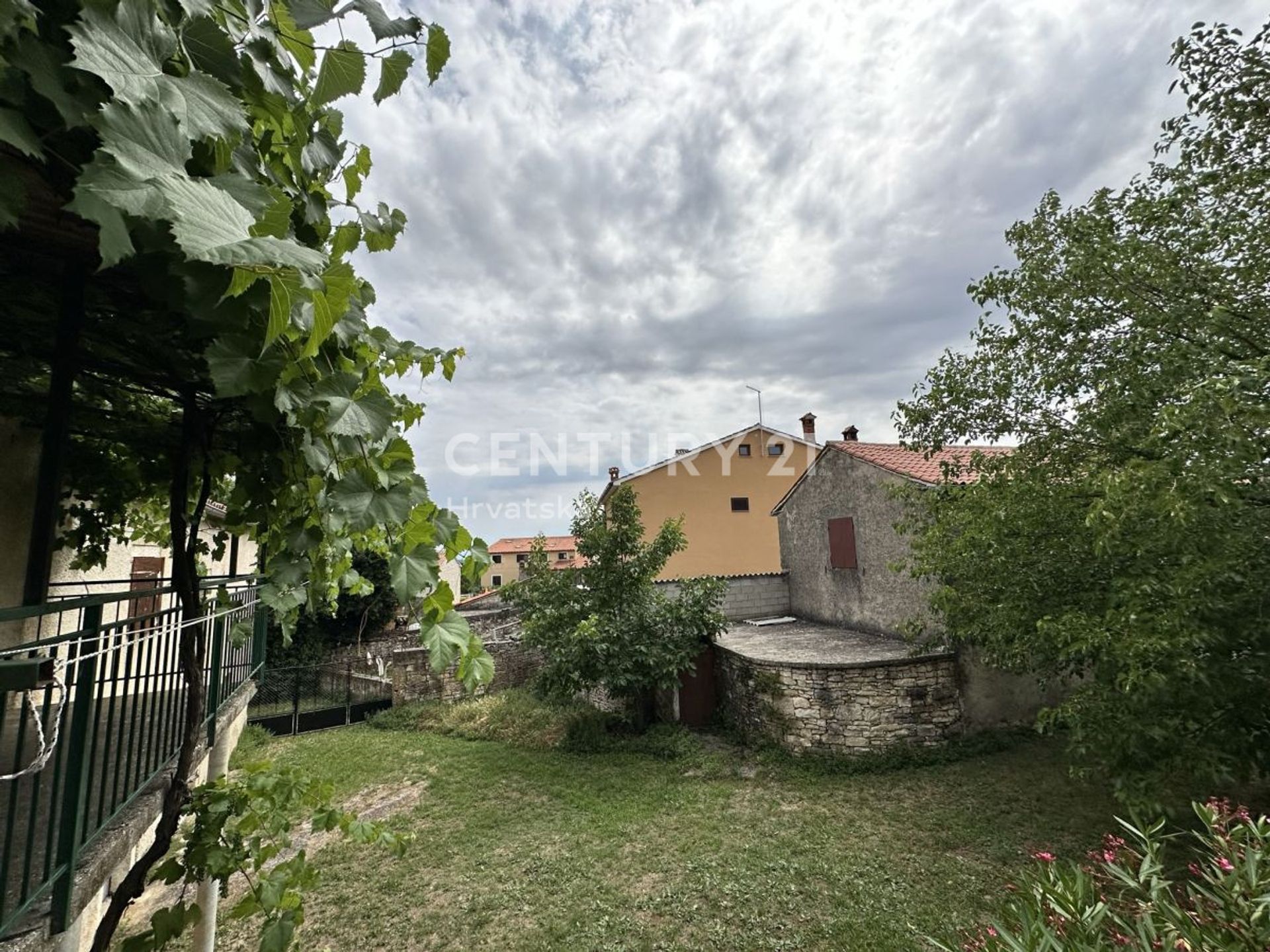 House in Kanfanar, Istria County 11929845