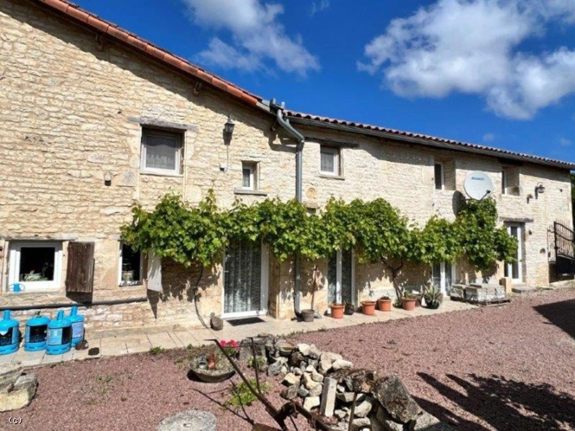 Dom w Verteuil-sur-Charente, Nouvelle-Aquitaine 11934593