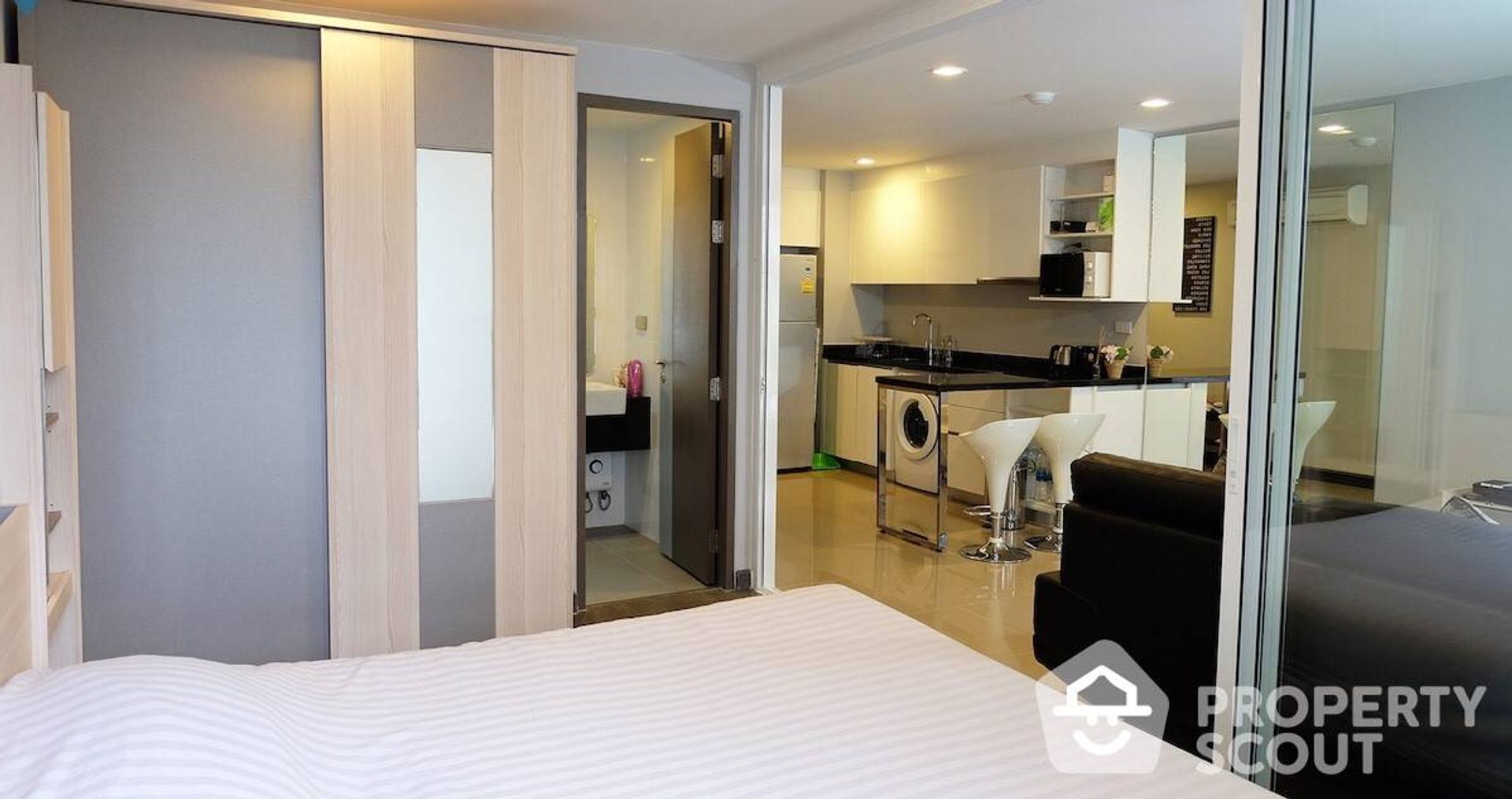 Condominium in Khlong Toei, Krung Thep Maha Nakhon 11937420