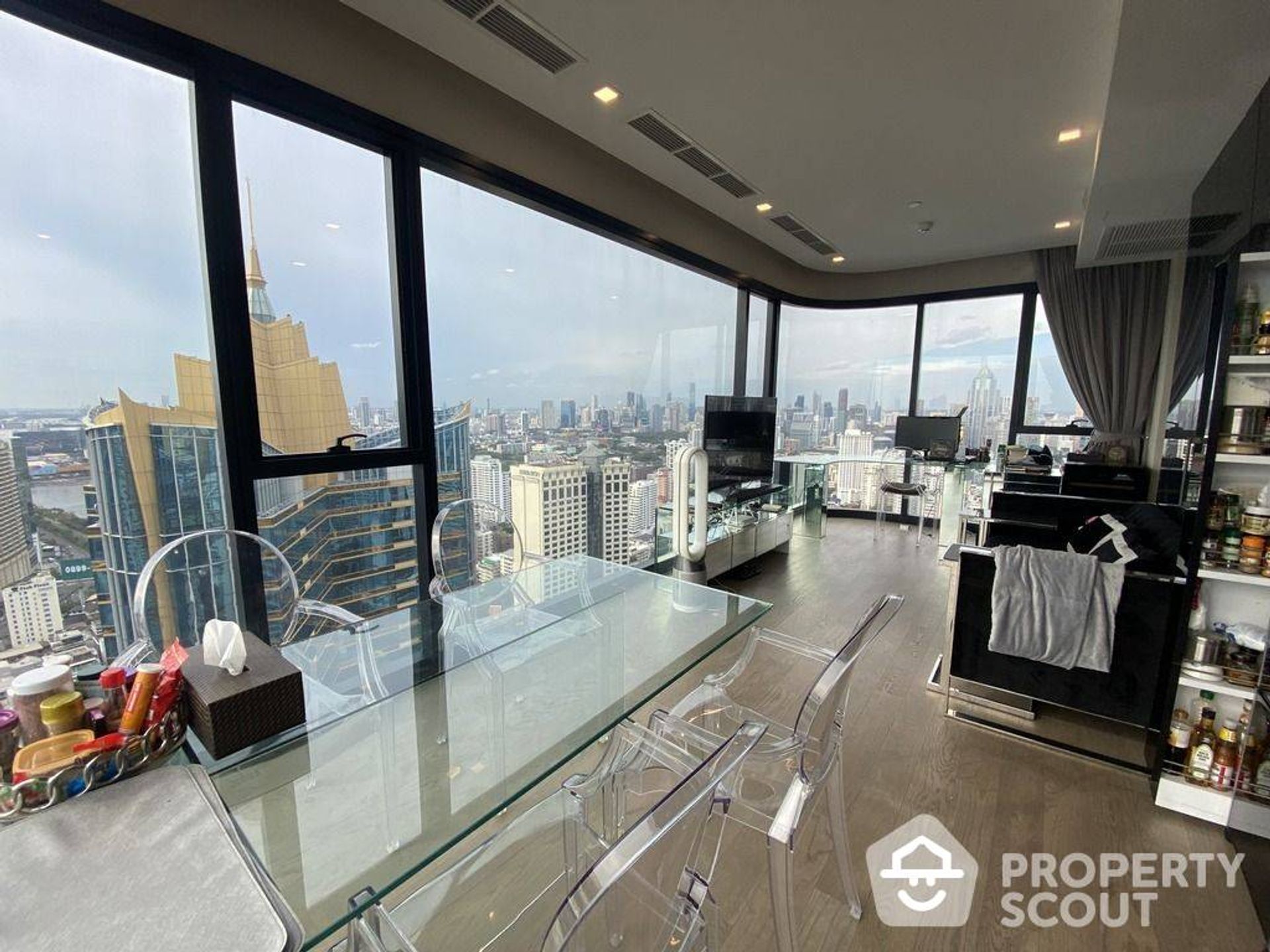 Condominium in Khlong Toei, Krung Thep Maha Nakhon 11937603