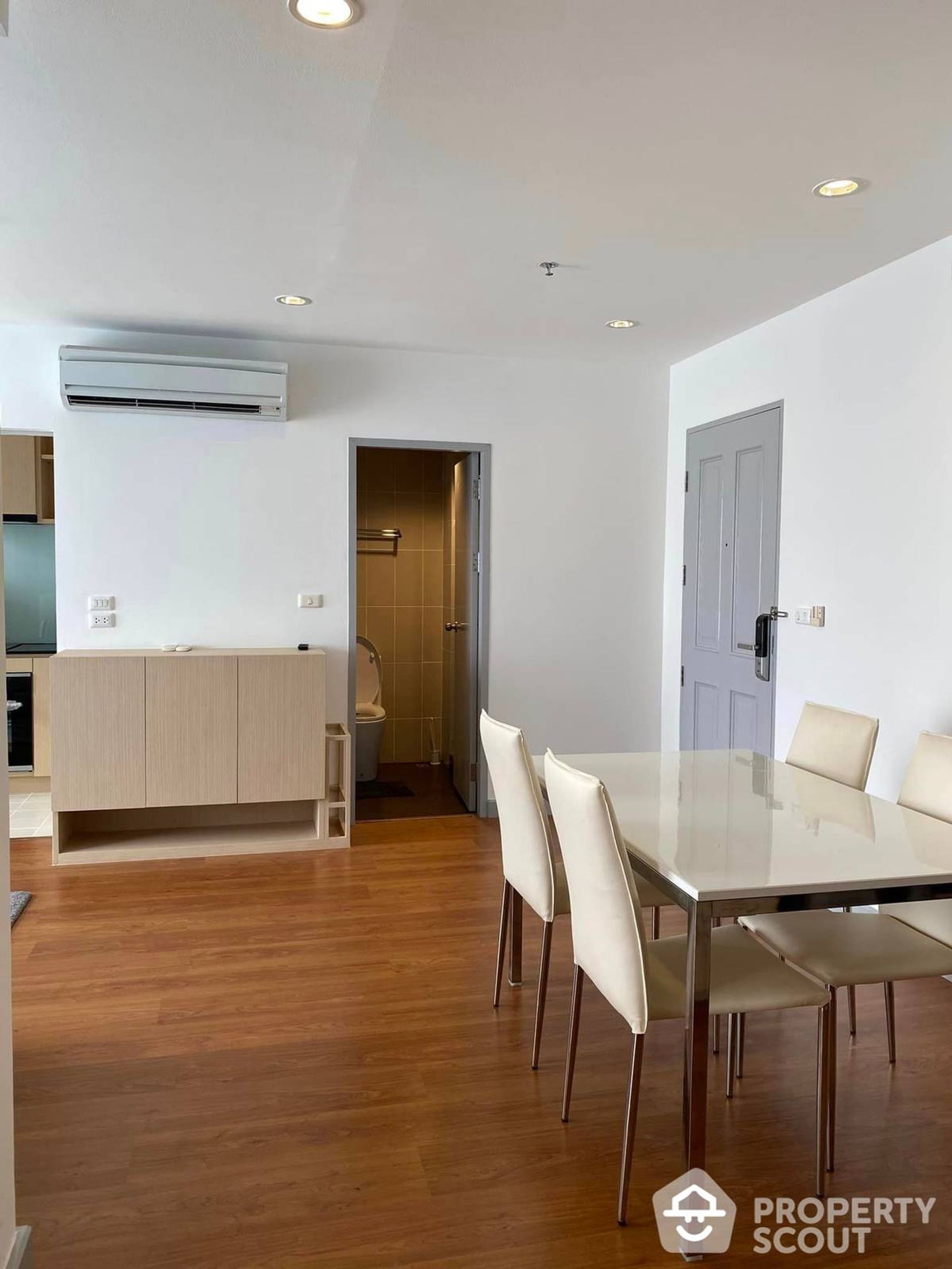 Condominium in Khlong Toei, Krung Thep Maha Nakhon 11937704