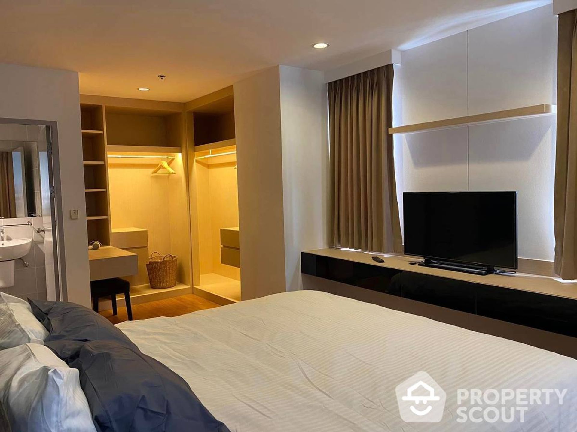 Condominium in Khlong Toei, Krung Thep Maha Nakhon 11937704