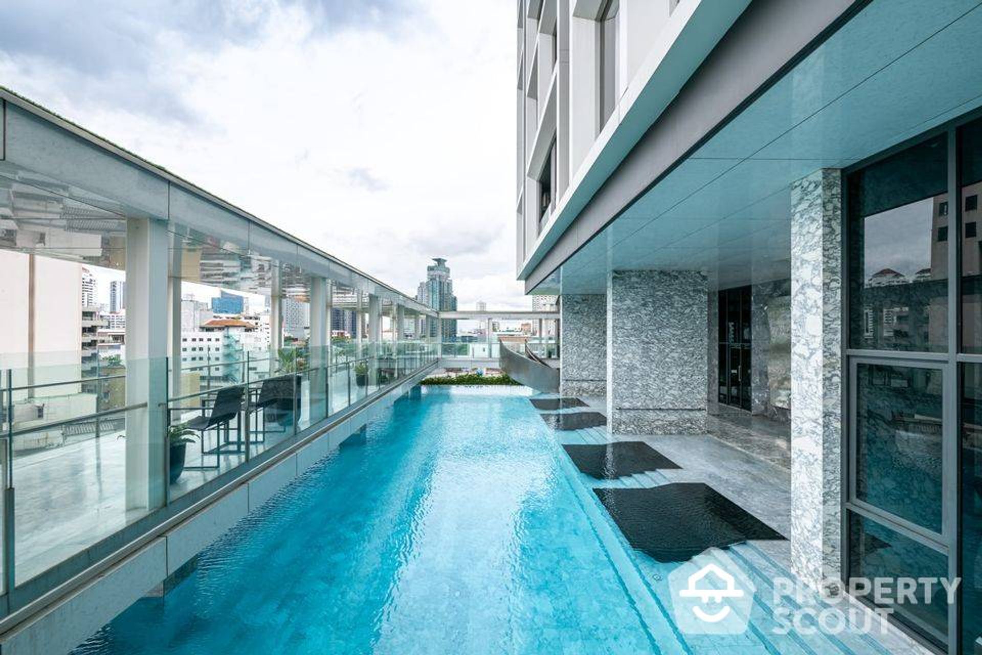 Condominium in Khlong Toei, Krung Thep Maha Nakhon 11937863