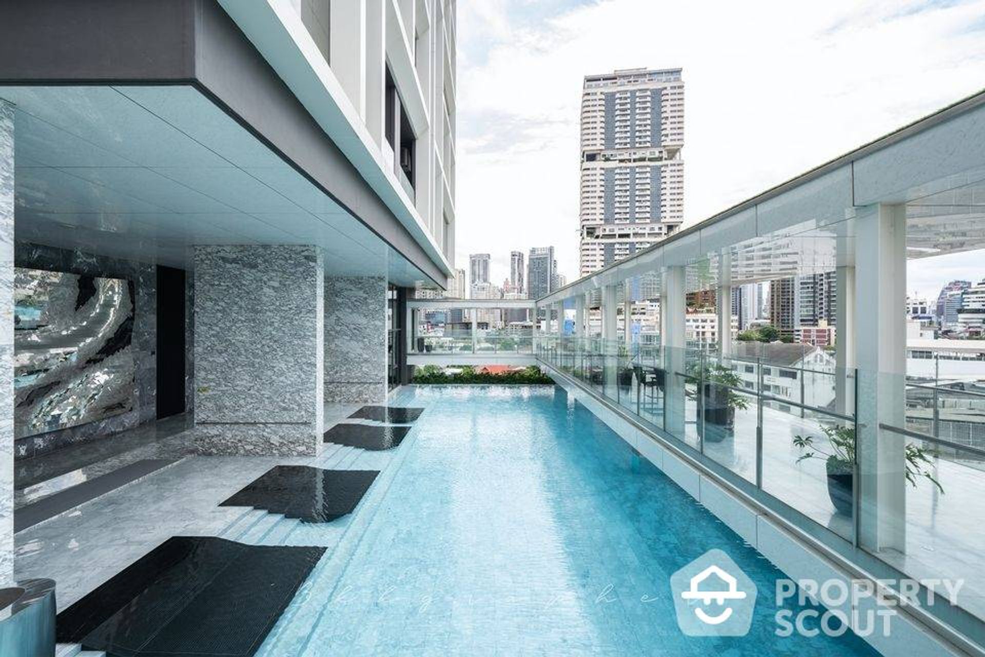 Condominium in Khlong Toei, Krung Thep Maha Nakhon 11937863