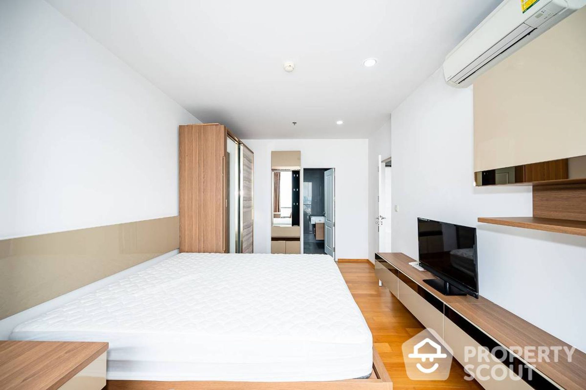 Condominium in Bang Rak, Krung Thep Maha Nakhon 11938344