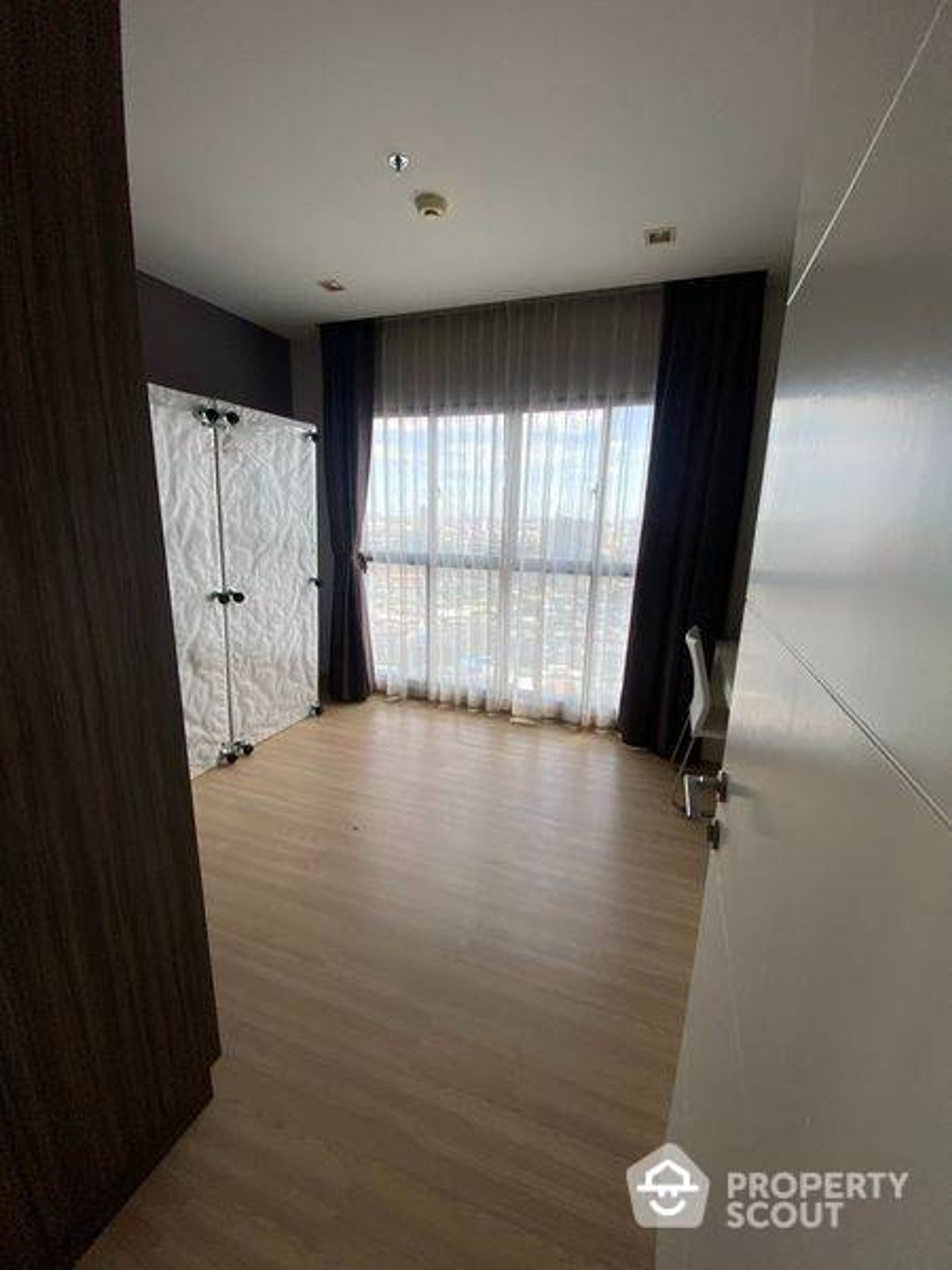 Condominium in Godown, Krung Thep Maha Nakhon 11938936