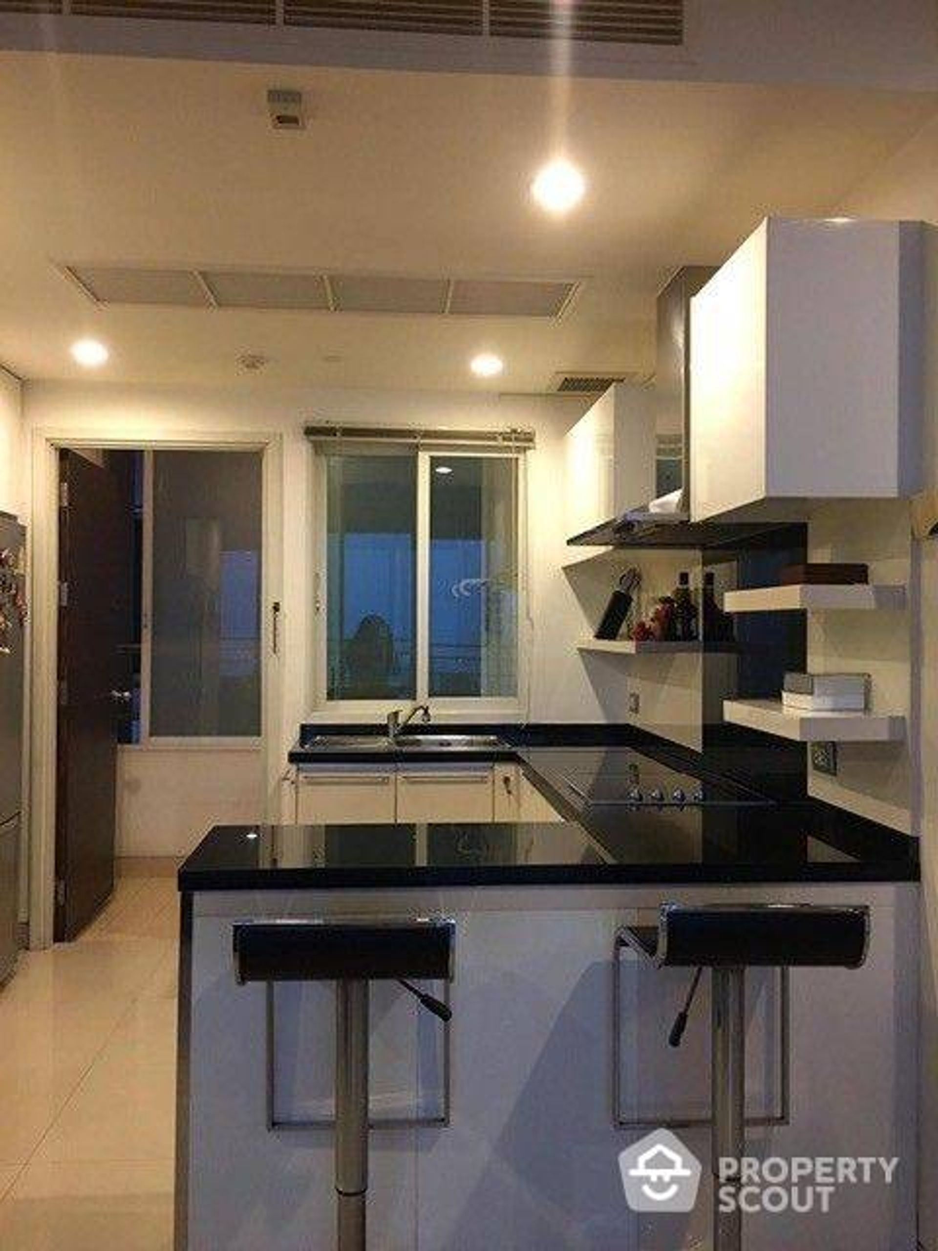 Condominium in Godown, Krung Thep Maha Nakhon 11939694