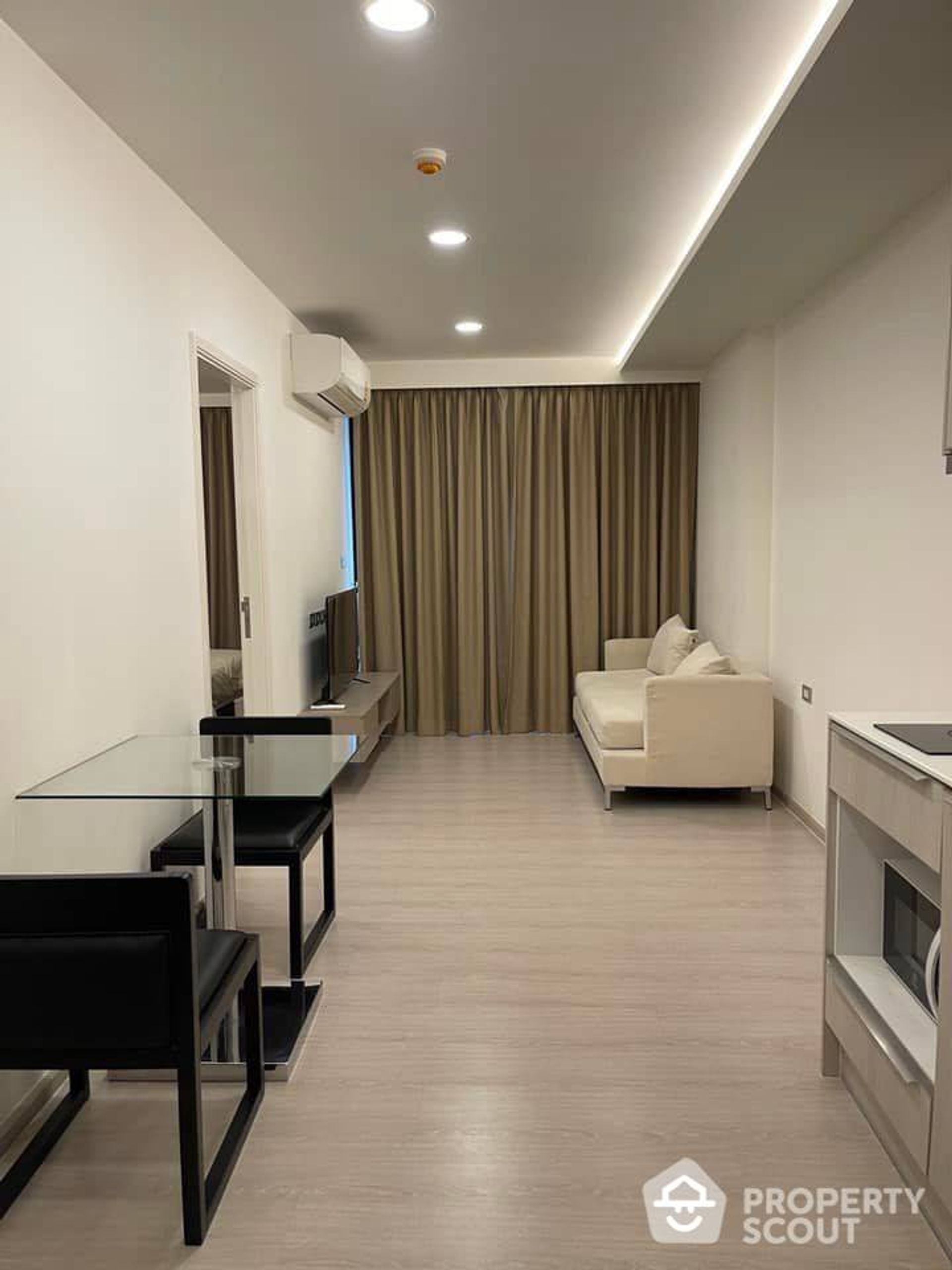 Condominium in Khlong Toei, Krung Thep Maha Nakhon 11939835