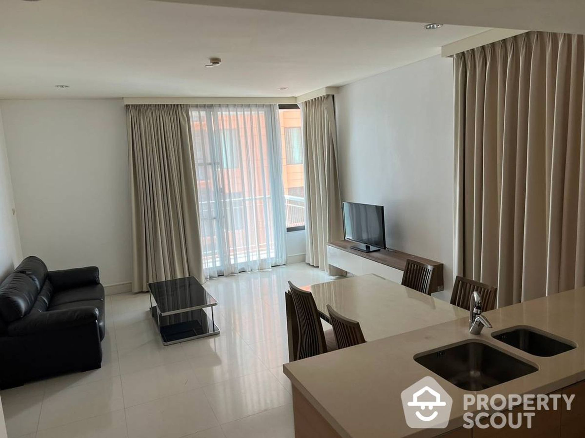 Condominium in Khlong Toei, Krung Thep Maha Nakhon 11940107